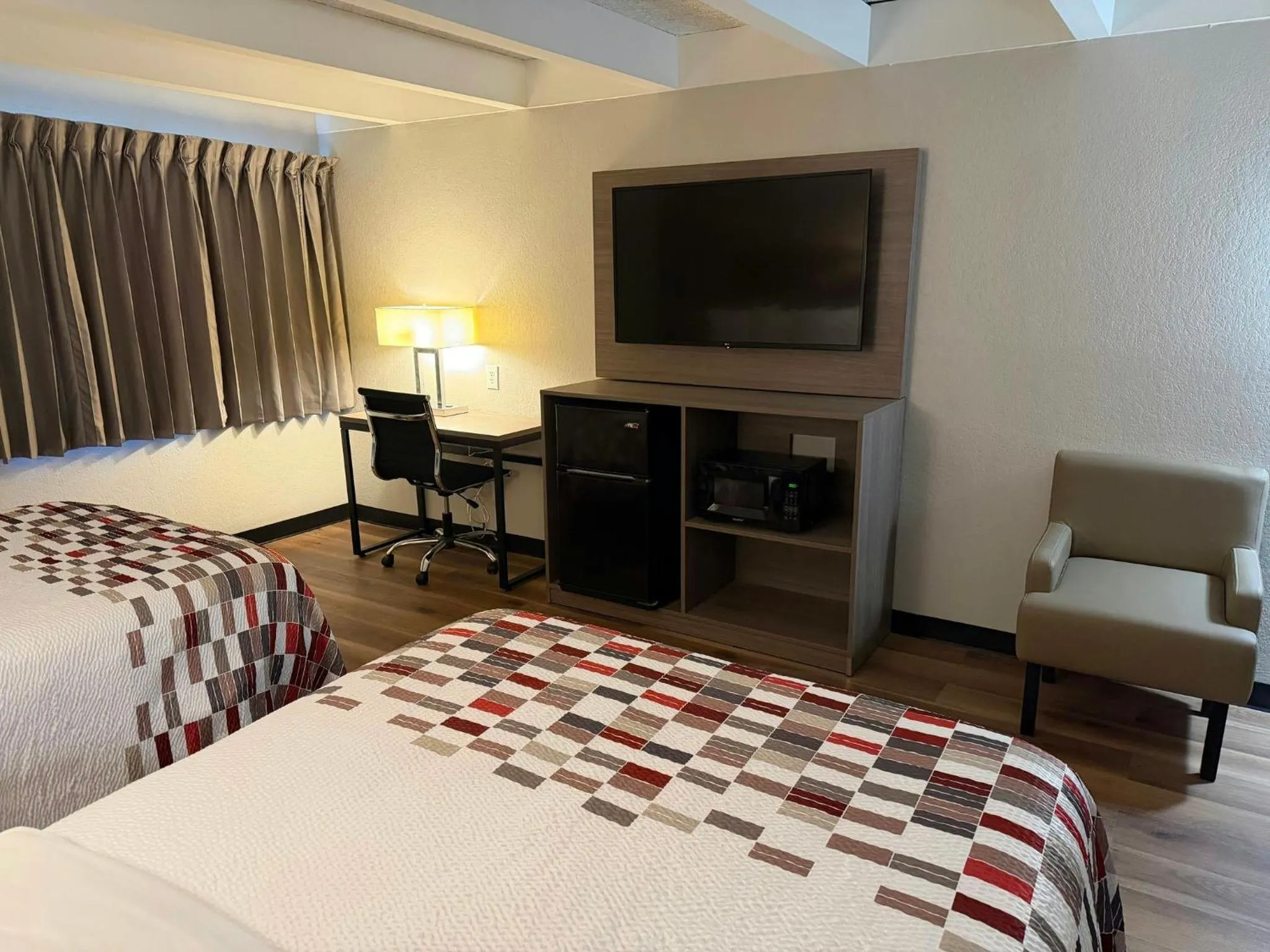 Photo of the whole room, Bed in Red Roof Inn Kokomo