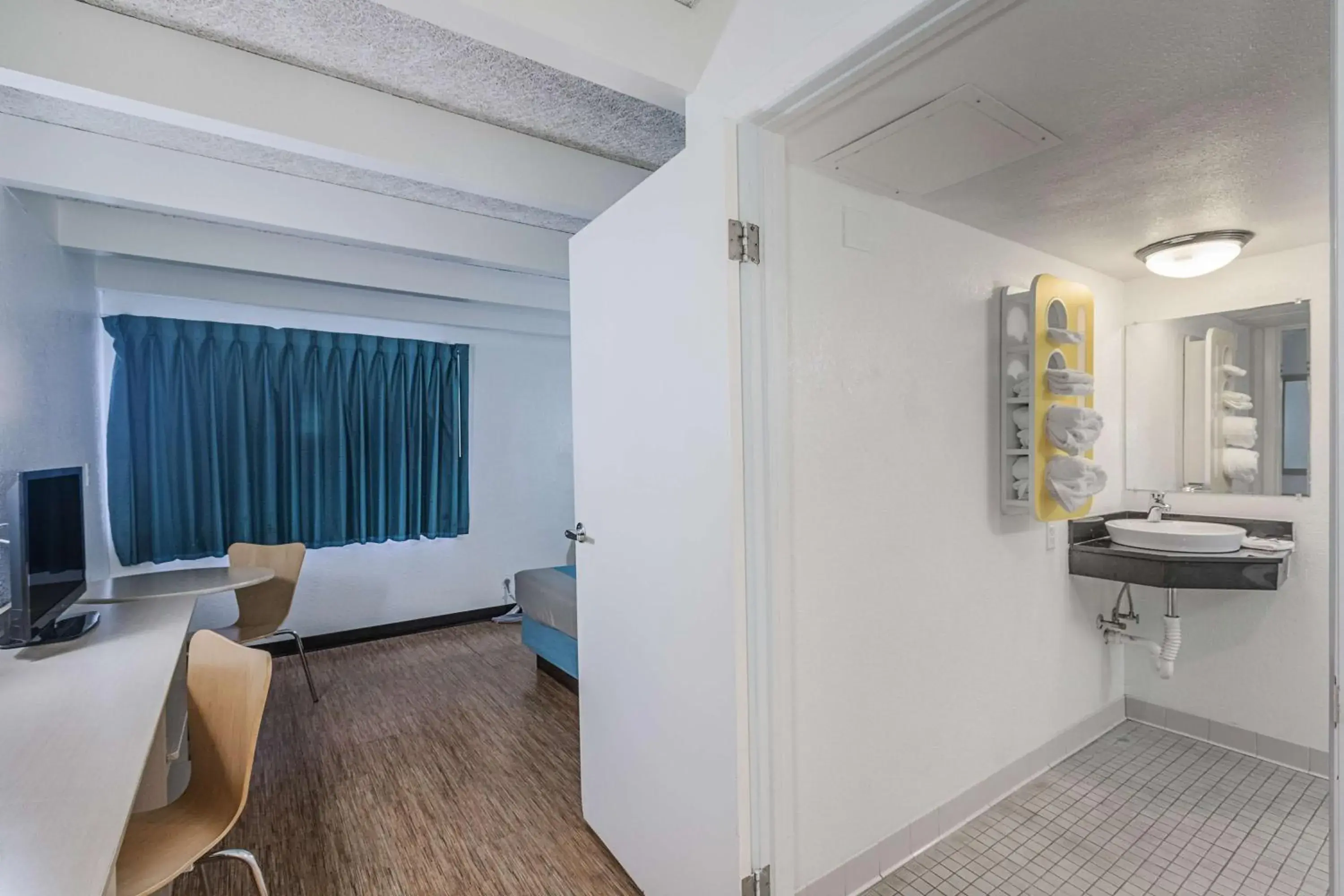 Deluxe Quadruple Room - Non-Smoking in Motel 6-Kokomo, IN Deluxe Quadruple Room - Non-Smoking in Motel 6-Kokomo, IN