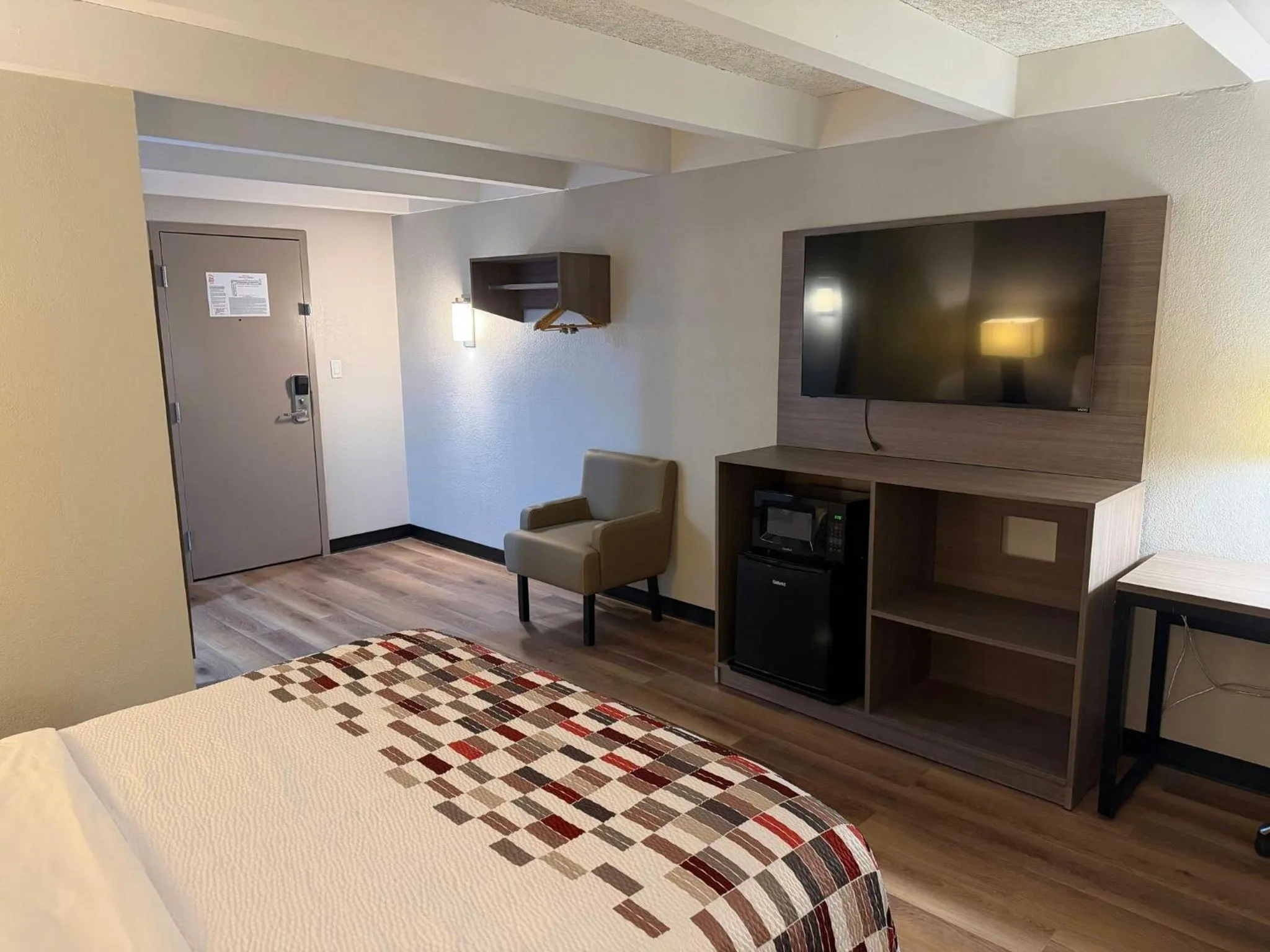 Photo of the whole room, Bed in Red Roof Inn Kokomo