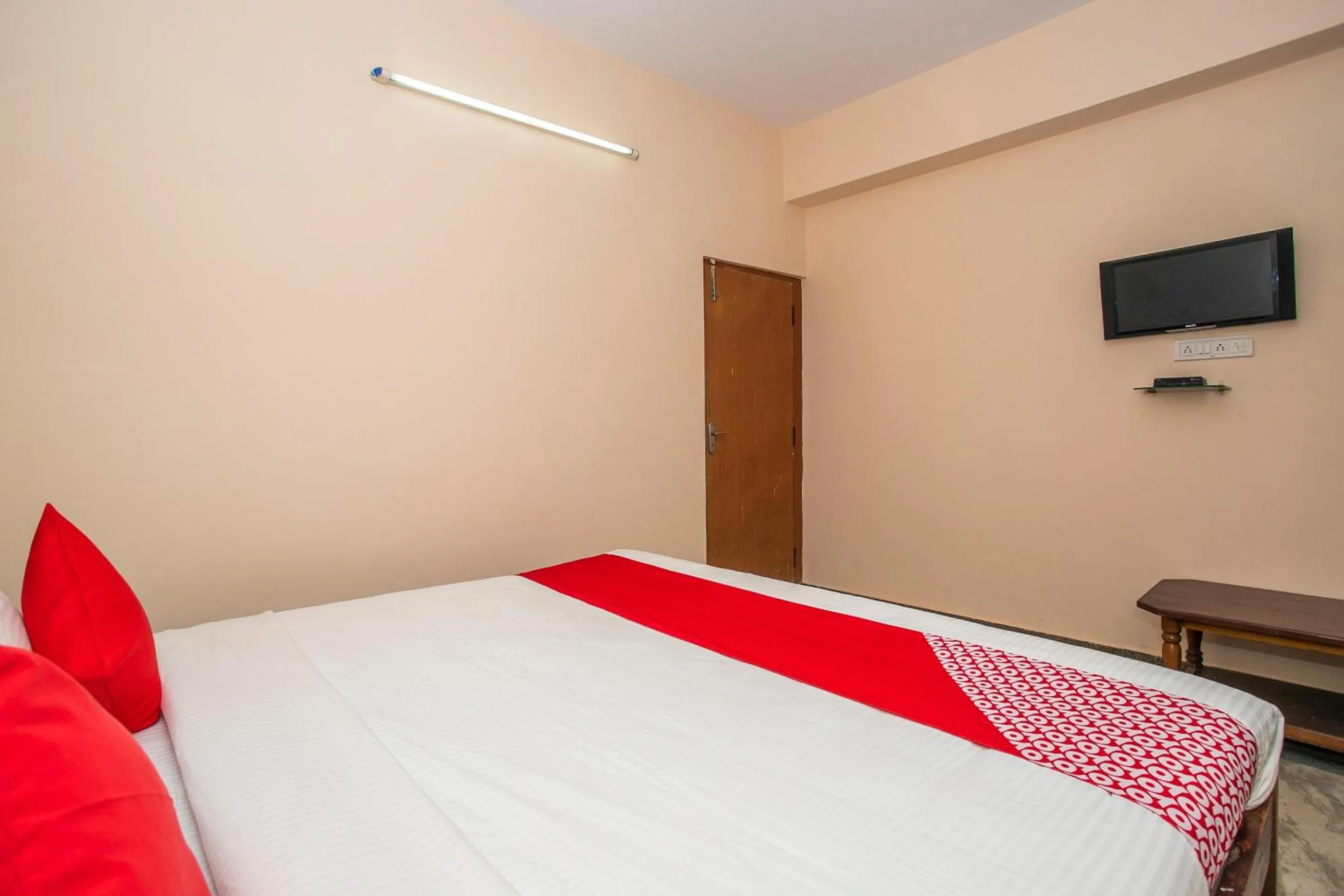 Bedroom in Hotel O Royal Residency Near Hare Krishna Hill