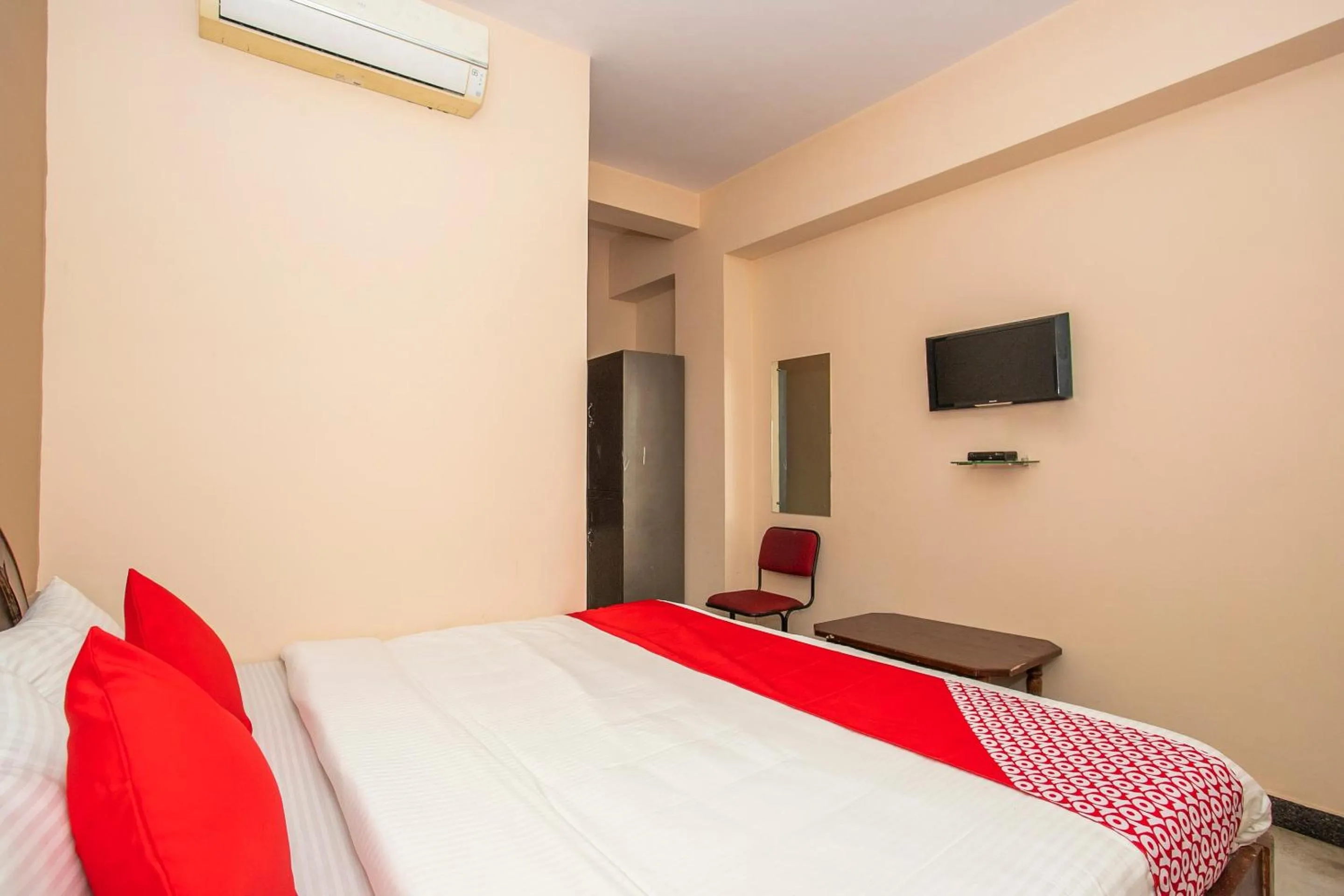 Bedroom in Hotel O Royal Residency Near Hare Krishna Hill