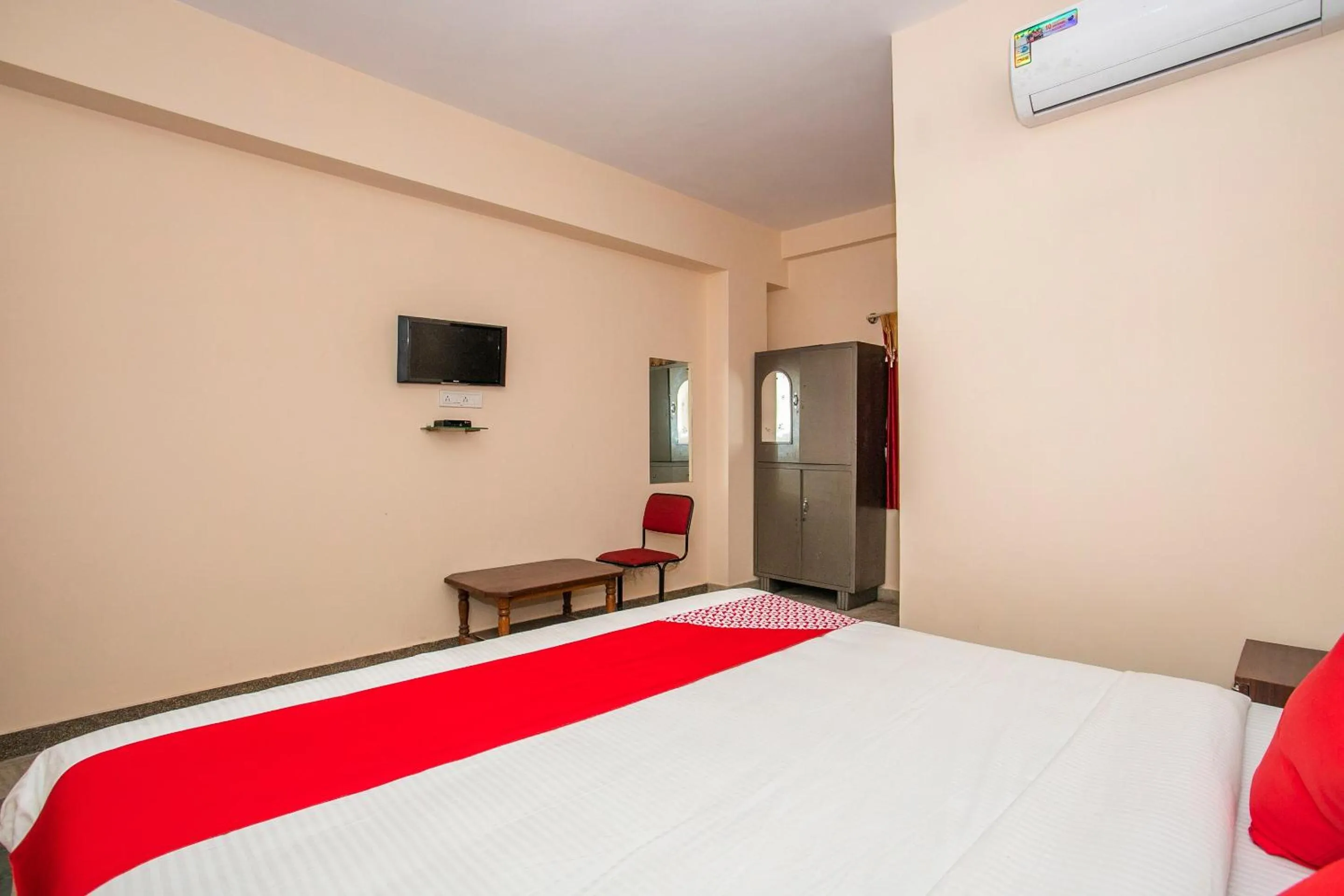 Bedroom in Hotel O Royal Residency Near Hare Krishna Hill