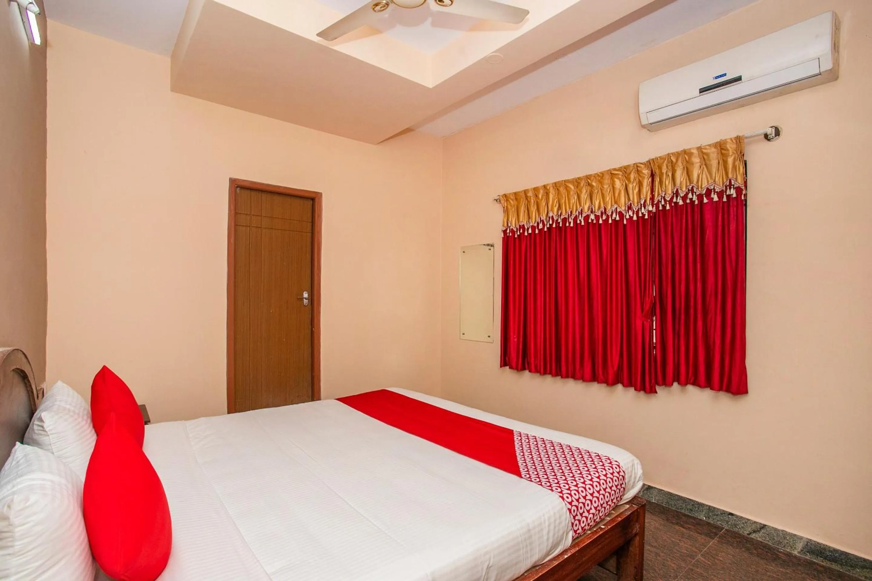 Bedroom in Hotel O Royal Residency Near Hare Krishna Hill