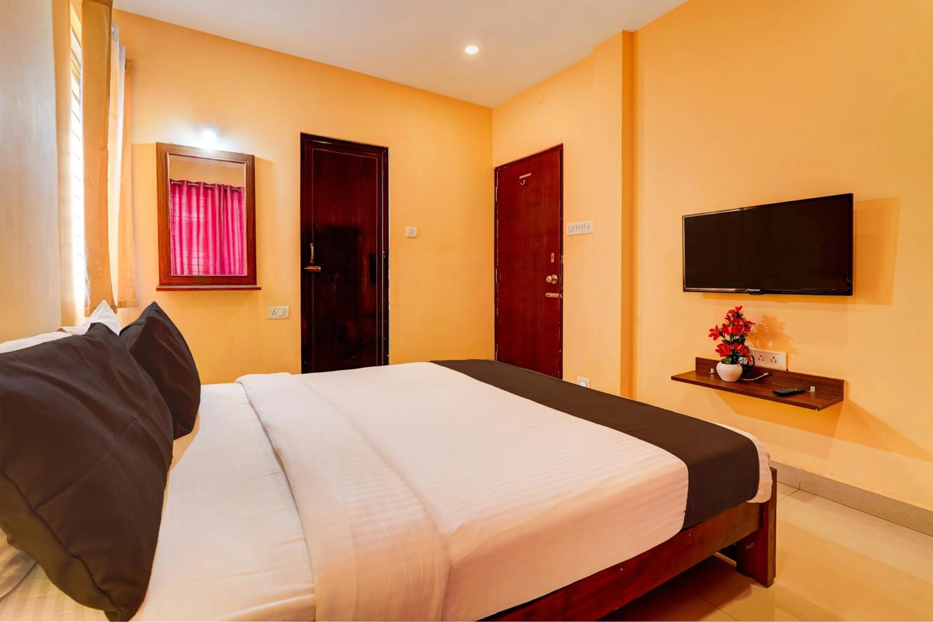 Bedroom, Bed in Hotel O Paradise Inn