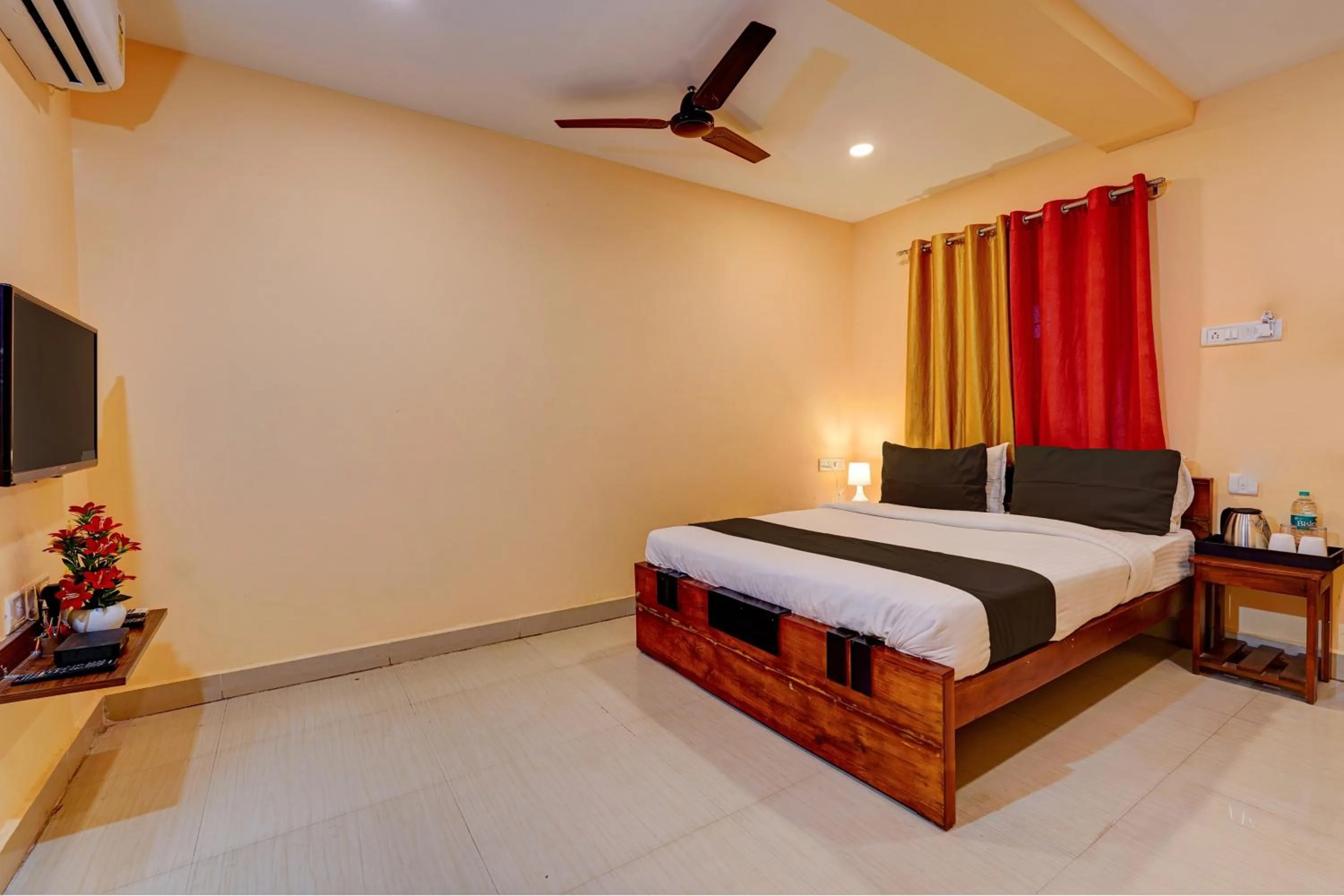 Bedroom, Bed in Hotel O Paradise Inn