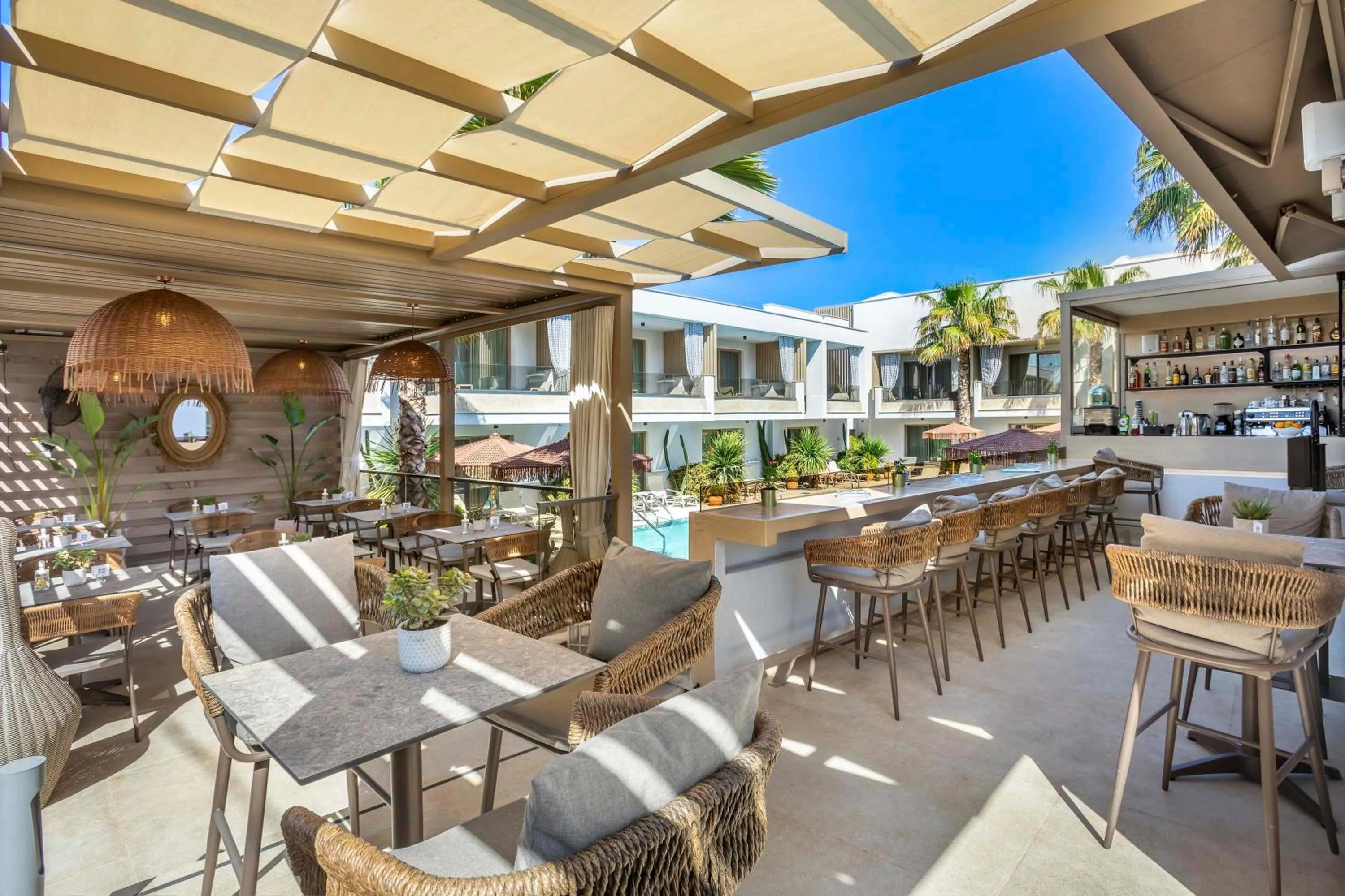 Restaurant/places to eat in Pefki Deluxe Residences