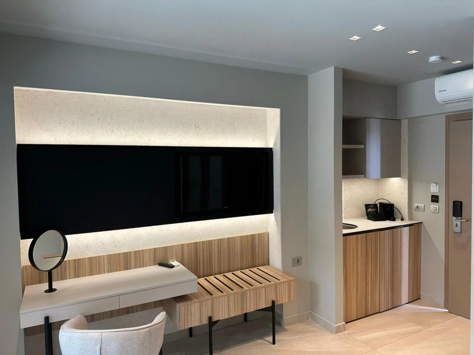 Photo of the whole room in Pefki Deluxe Residences