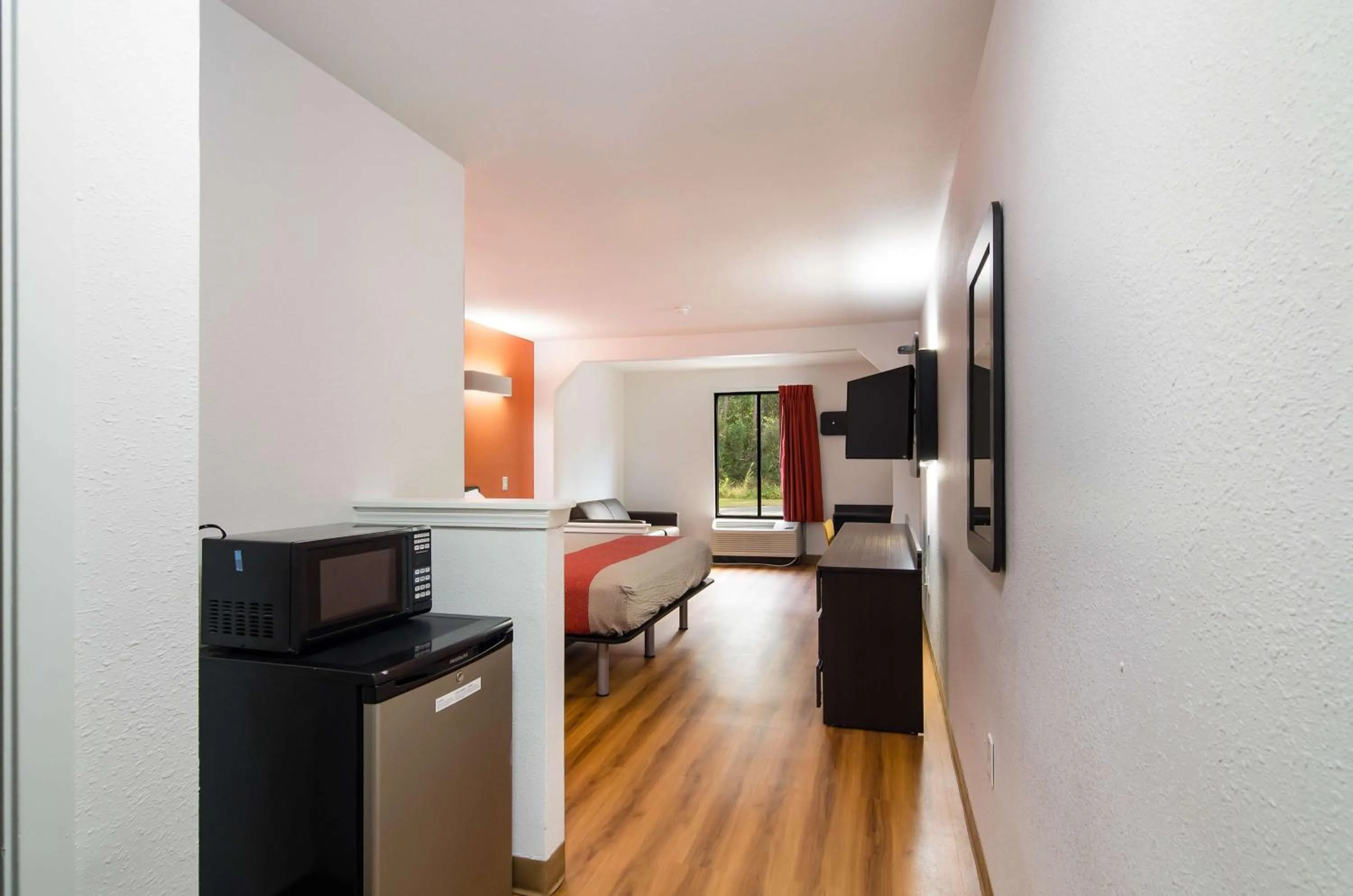 TV and multimedia, Bed in Motel 6 Moss Point, MS