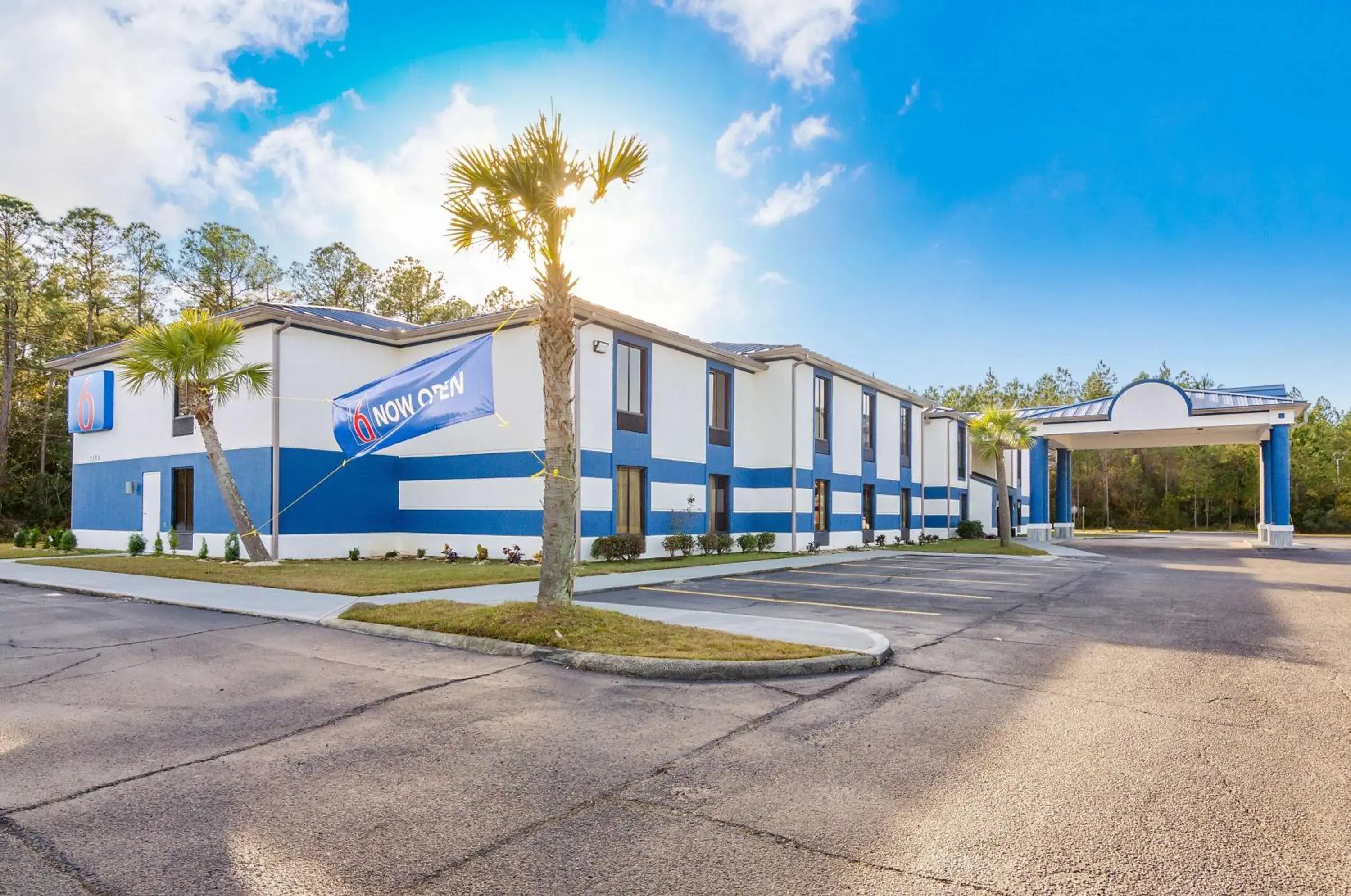 Property building, Swimming Pool in Motel 6 Moss Point, MS