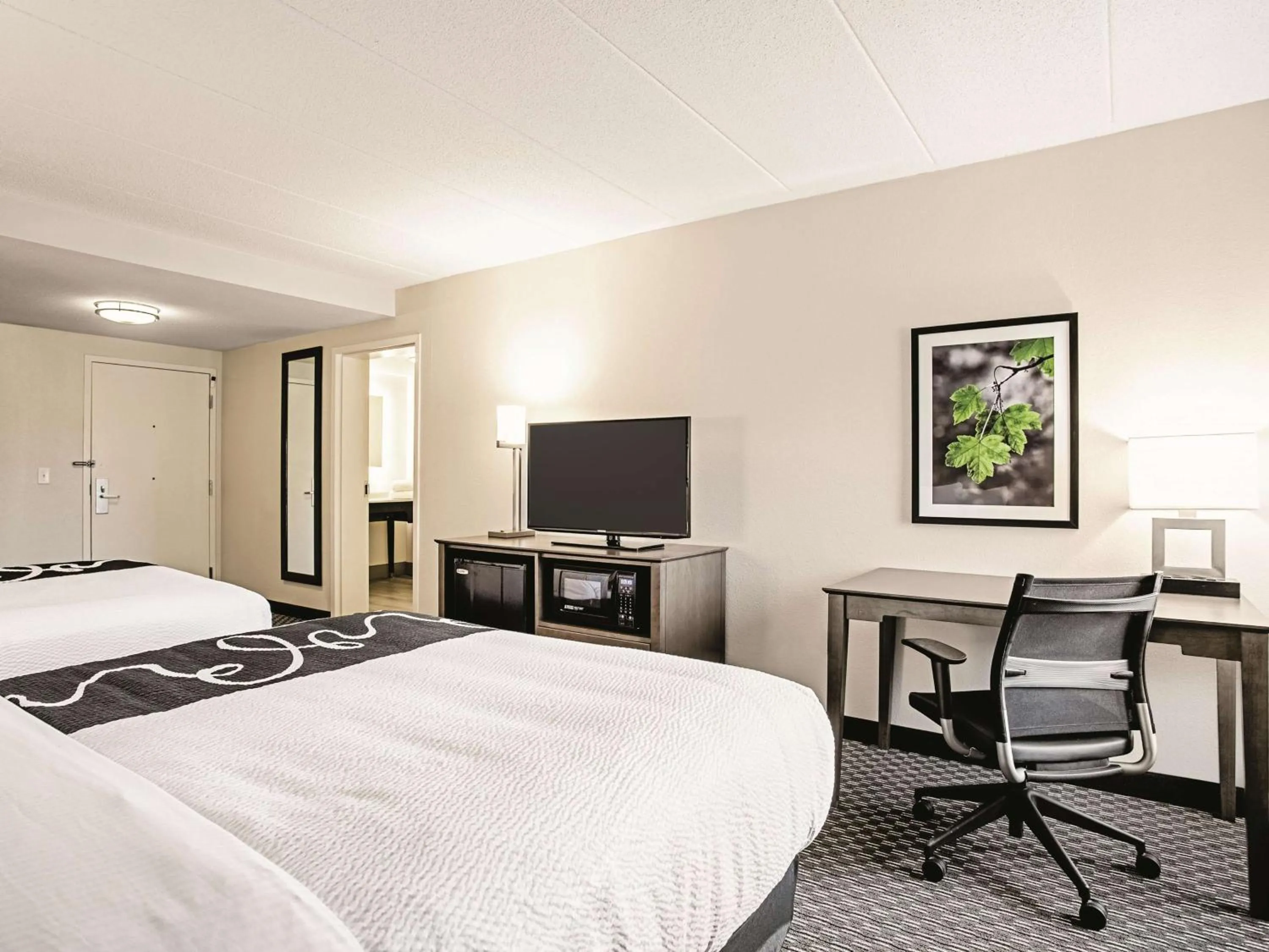 Photo of the whole room, Bed in La Quinta by Wyndham Baltimore N / White Marsh