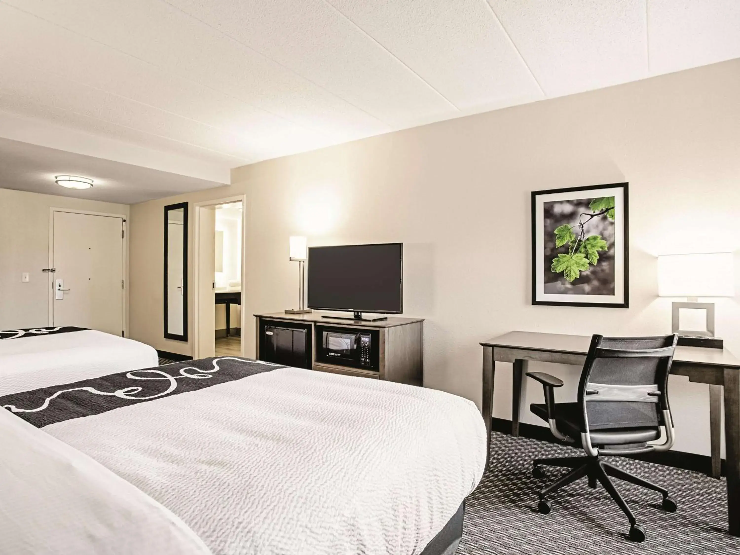 Photo of the whole room, Bed in La Quinta by Wyndham Baltimore N / White Marsh Photo of the whole room, Bed in La Quinta by Wyndham Baltimore N / White Marsh