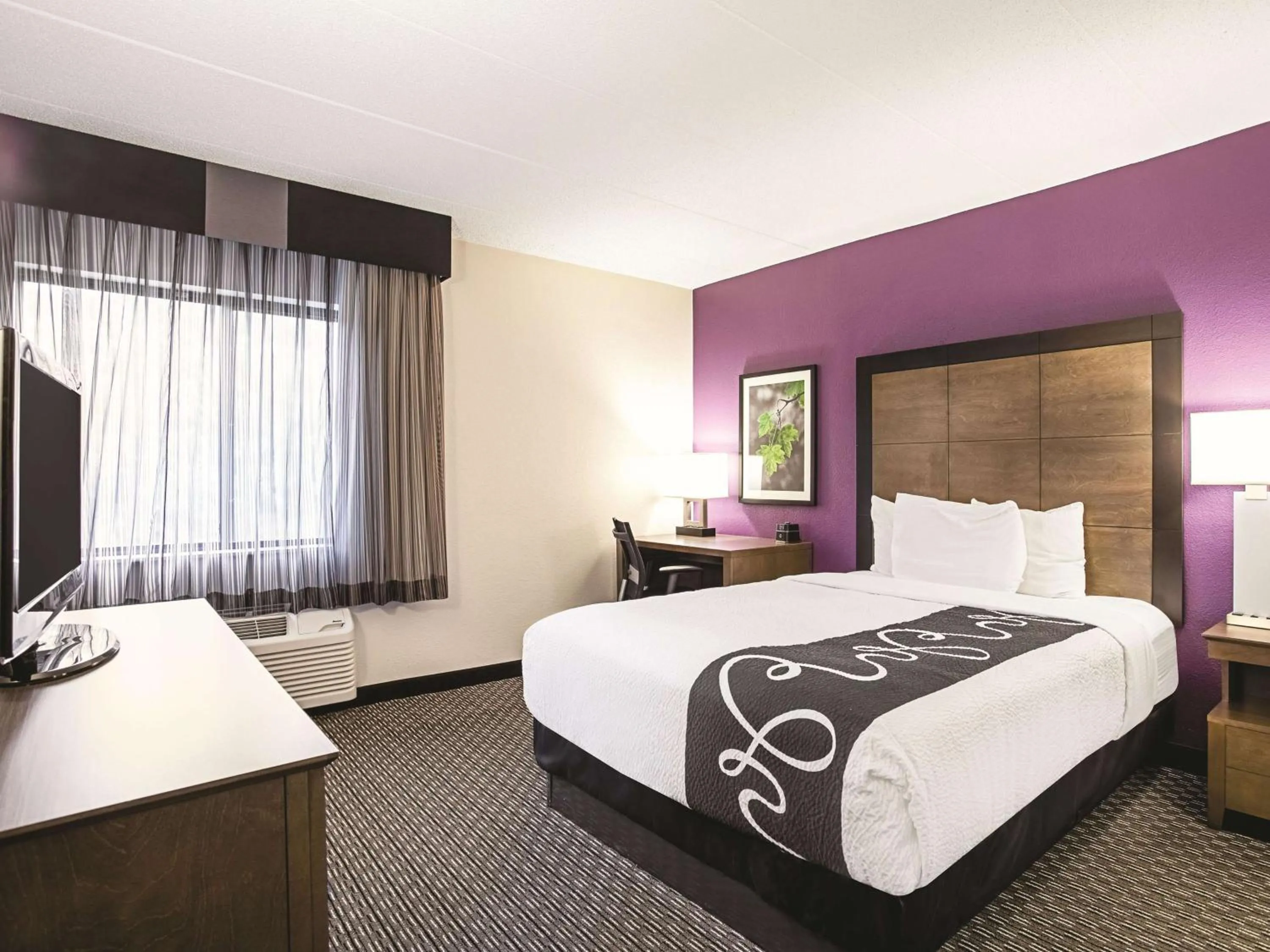 Photo of the whole room, Bed in La Quinta by Wyndham Baltimore N / White Marsh