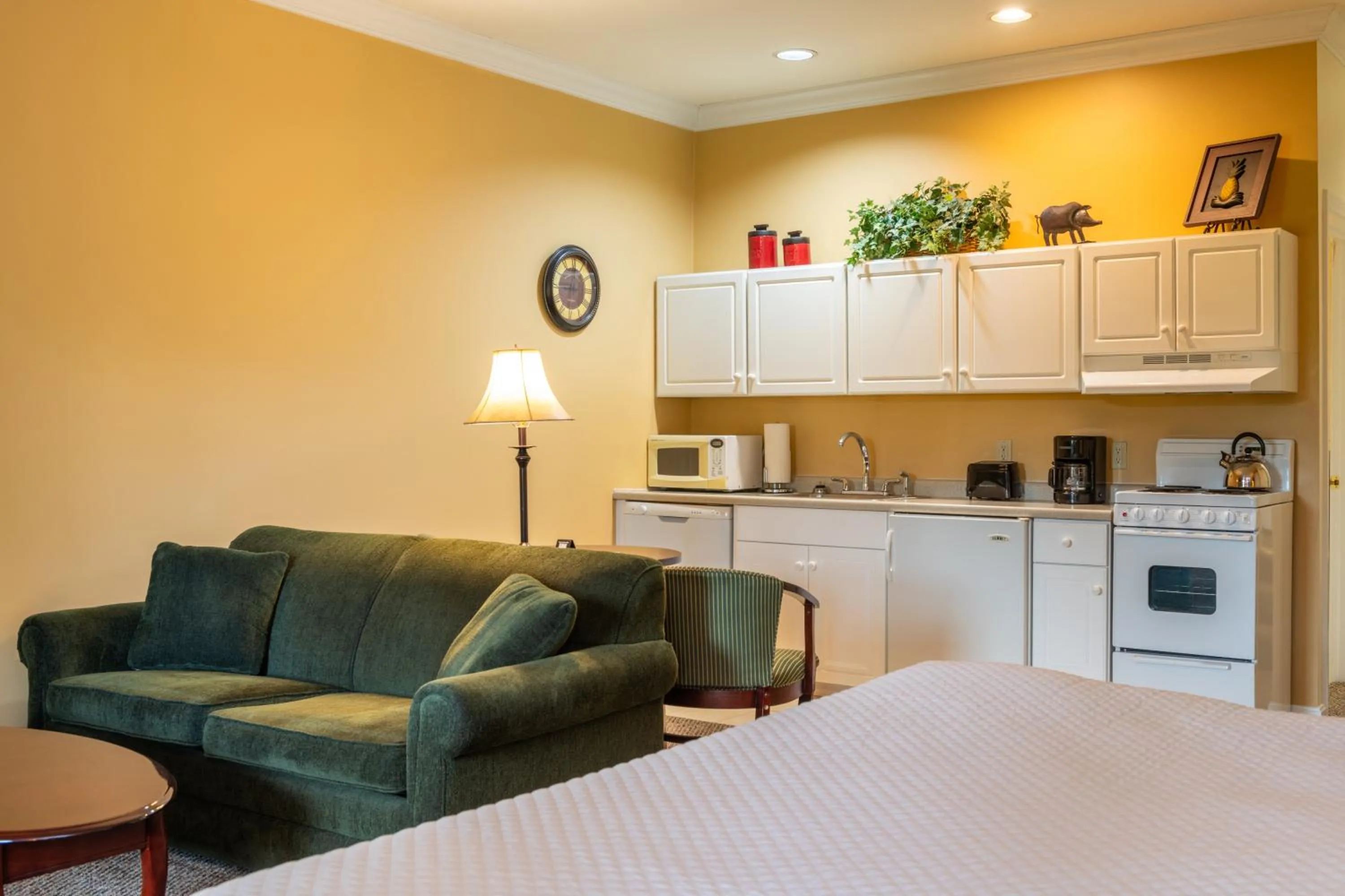 Kitchen or kitchenette in The Bethel Resort & Suites