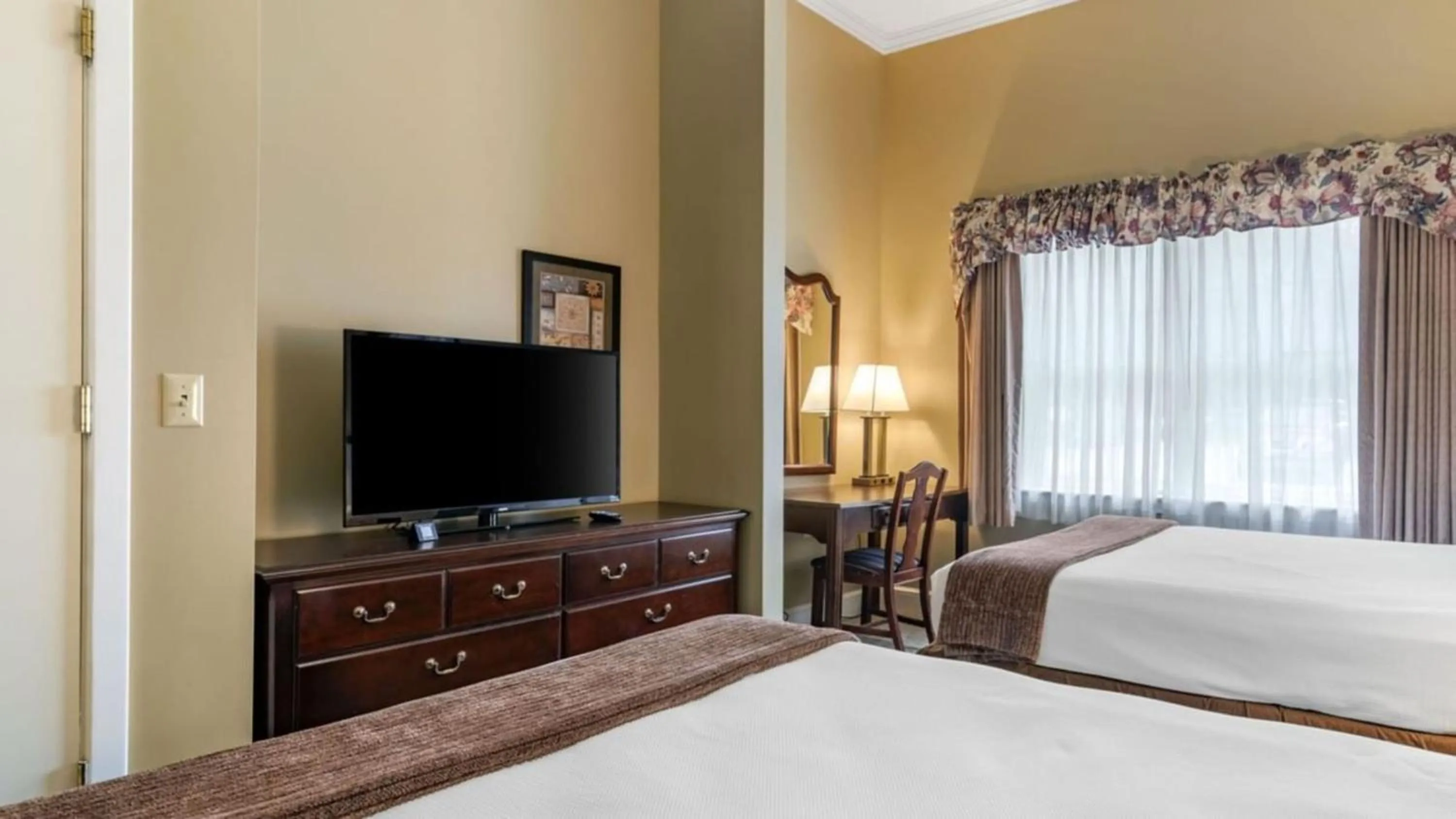 TV and multimedia, Bed in The Bethel Resort &amp; Suites