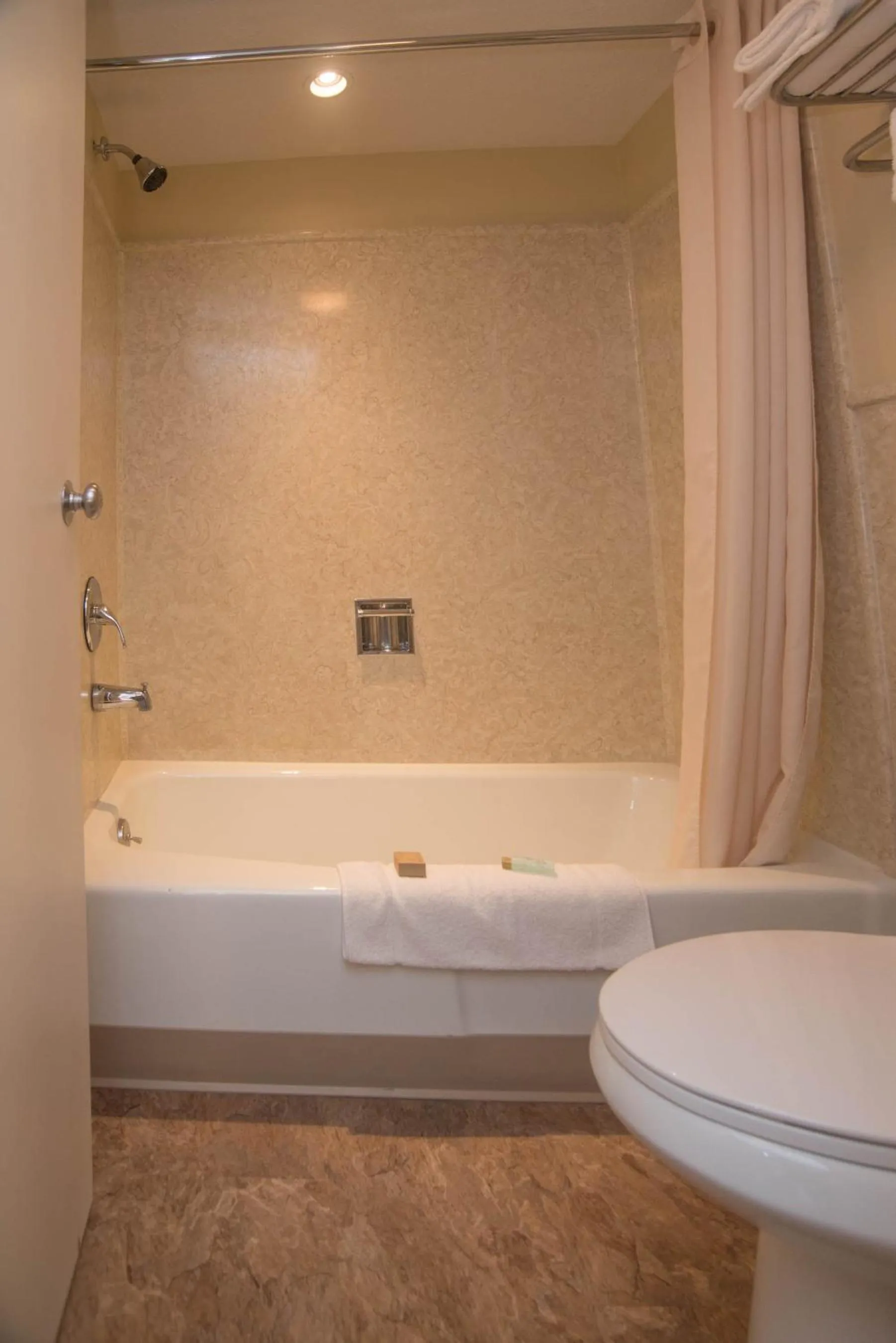 Hot Tub in Colonnade Inn