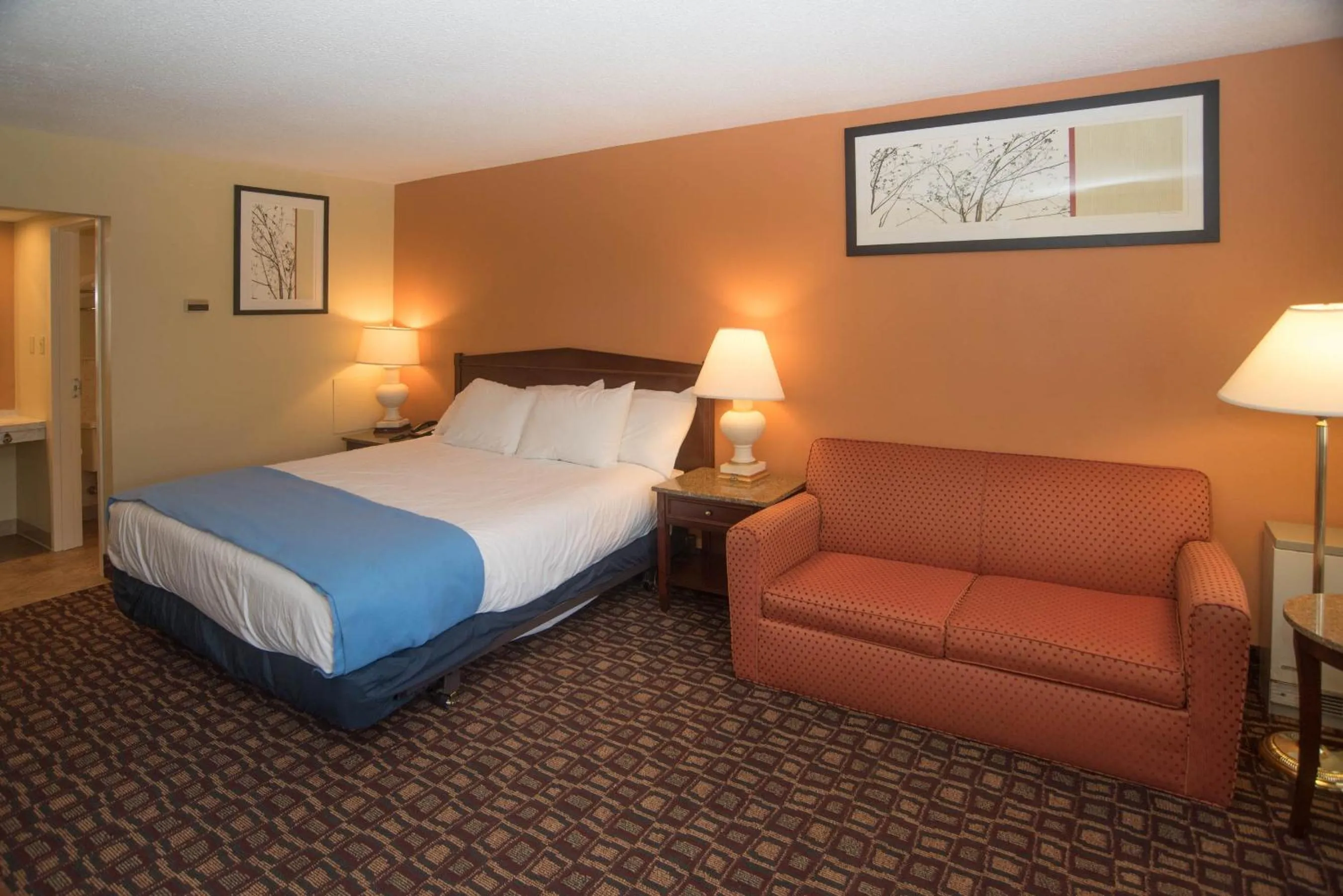 Photo of the whole room, Bed in Colonnade Inn