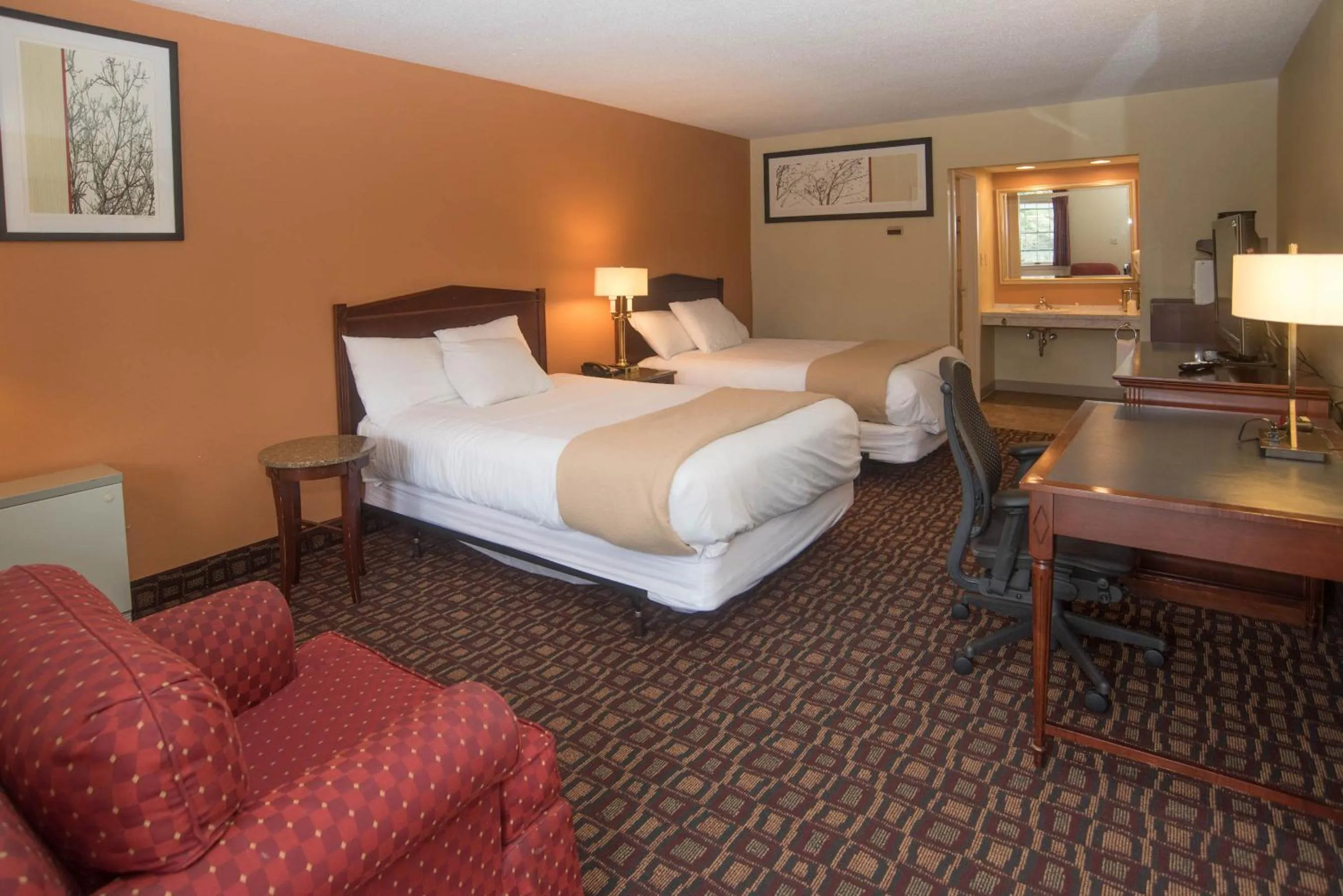 Photo of the whole room, Bed in Colonnade Inn