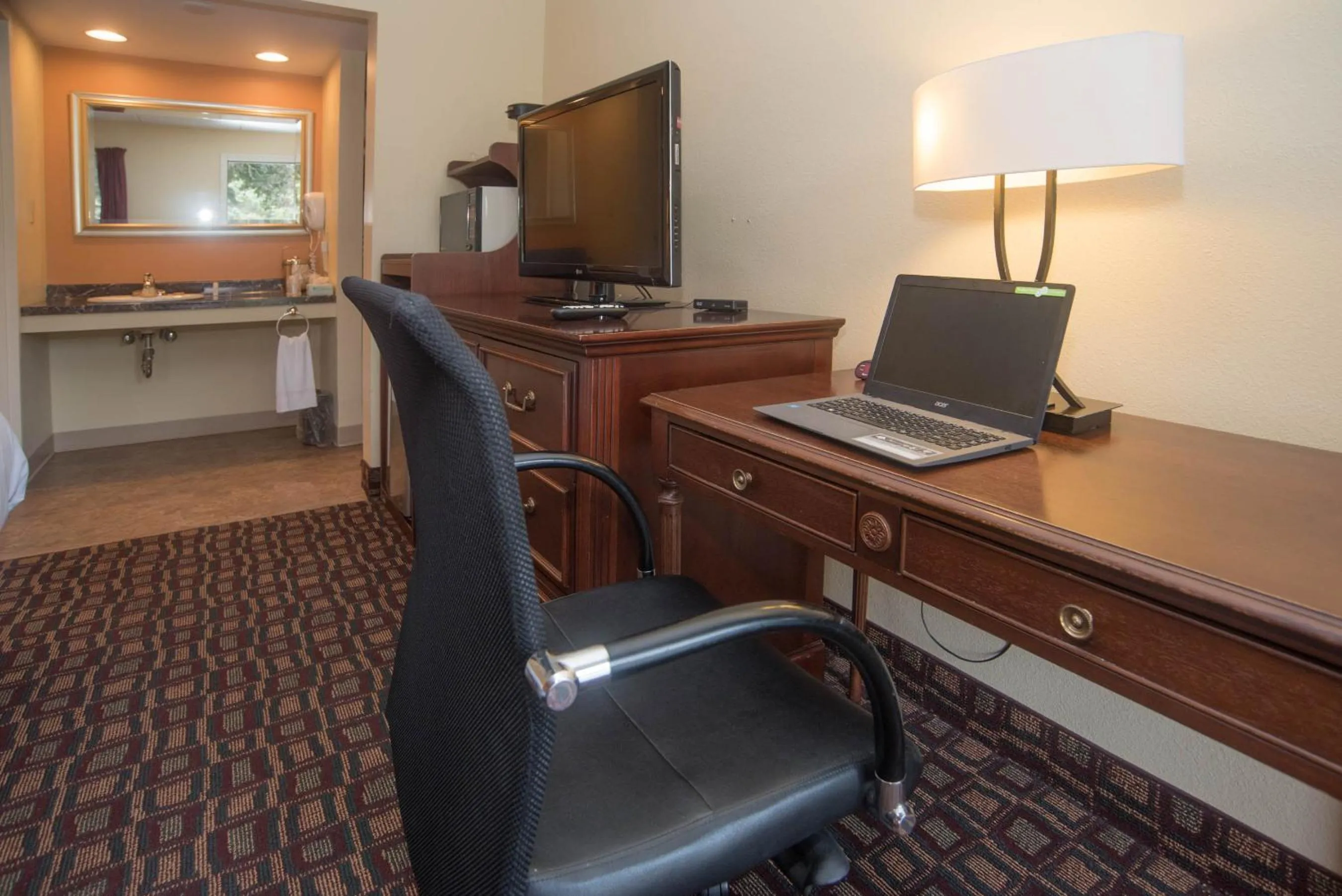 Business facilities in Colonnade Inn
