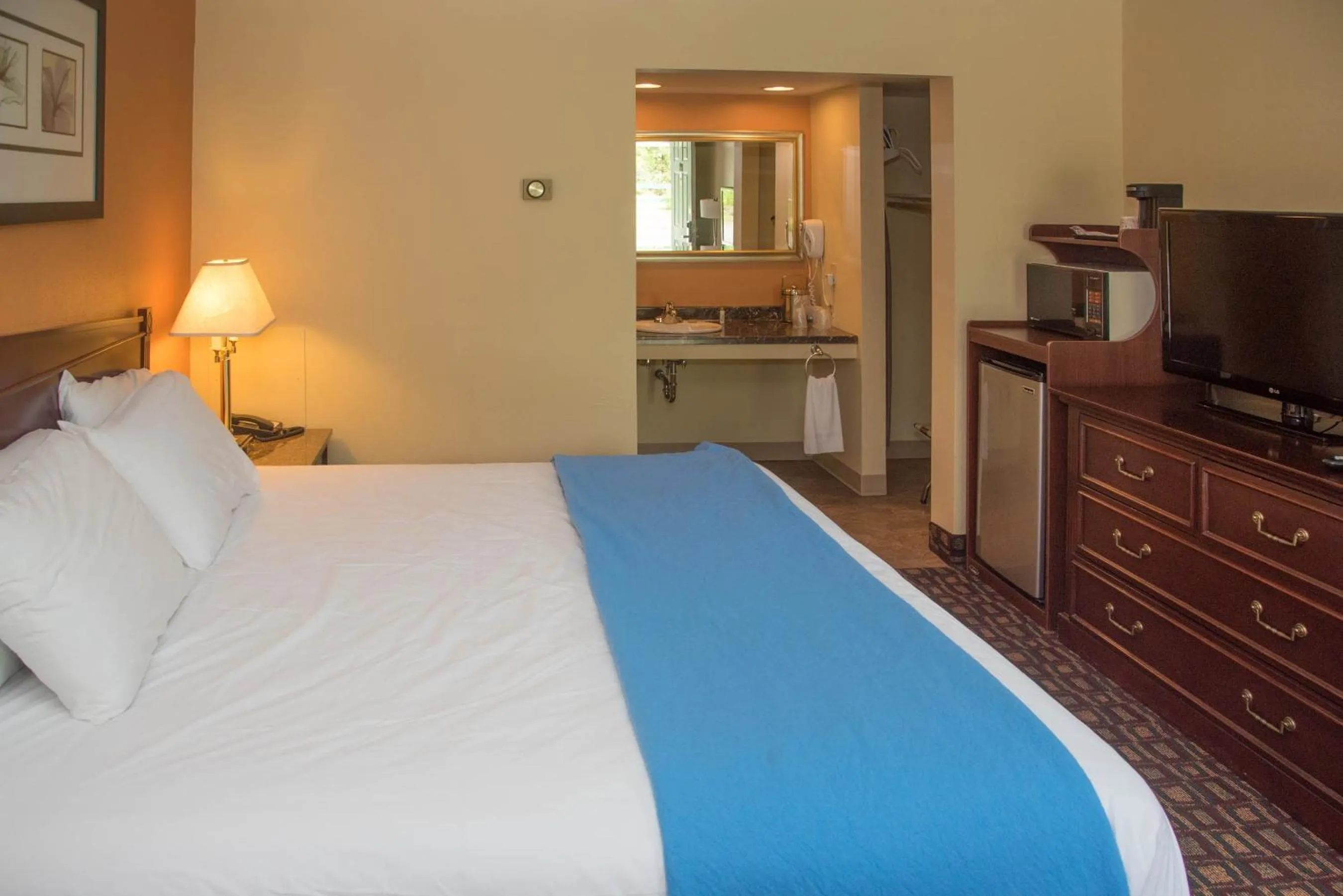 Photo of the whole room, Bed in Colonnade Inn