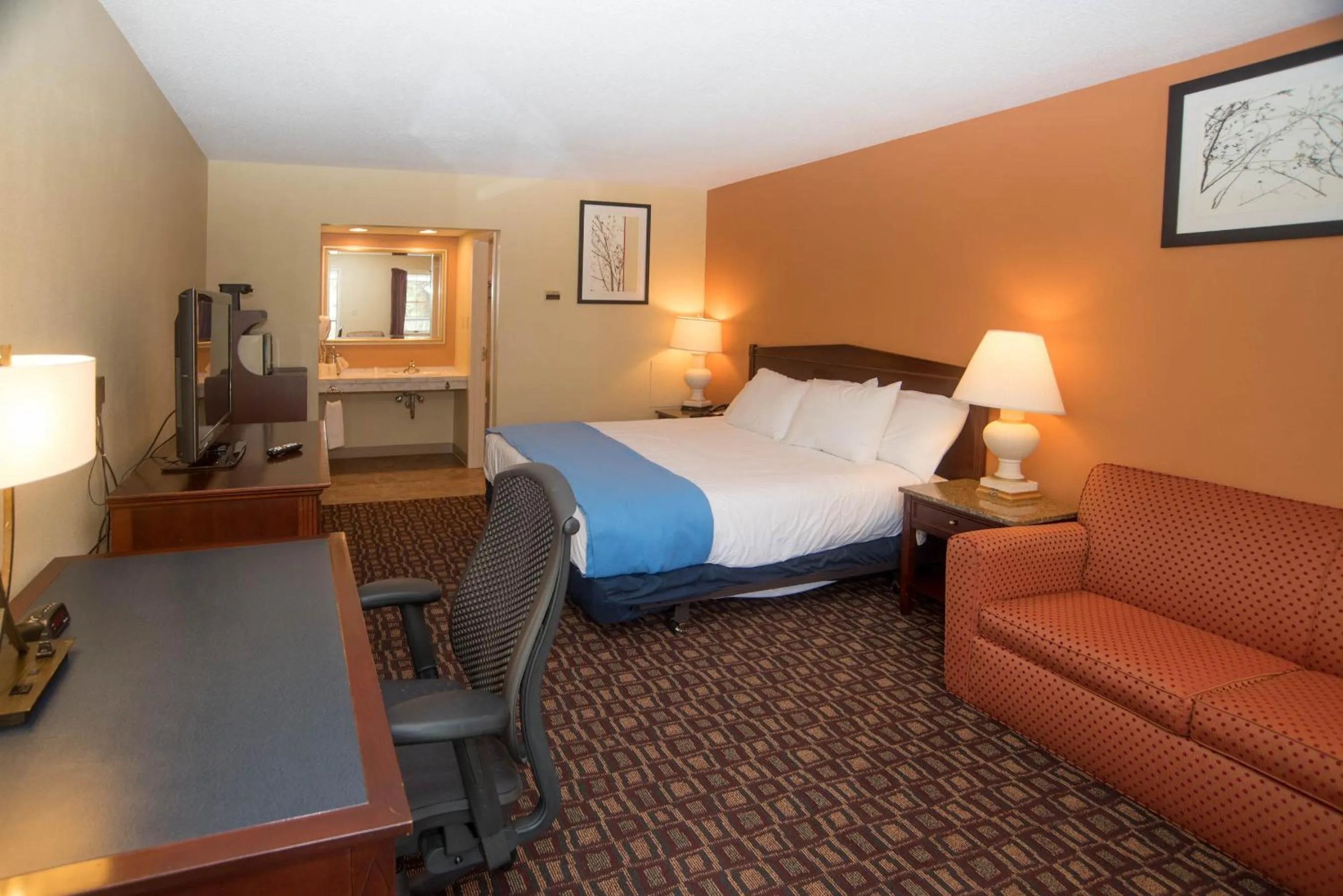 Photo of the whole room, Bed in Colonnade Inn