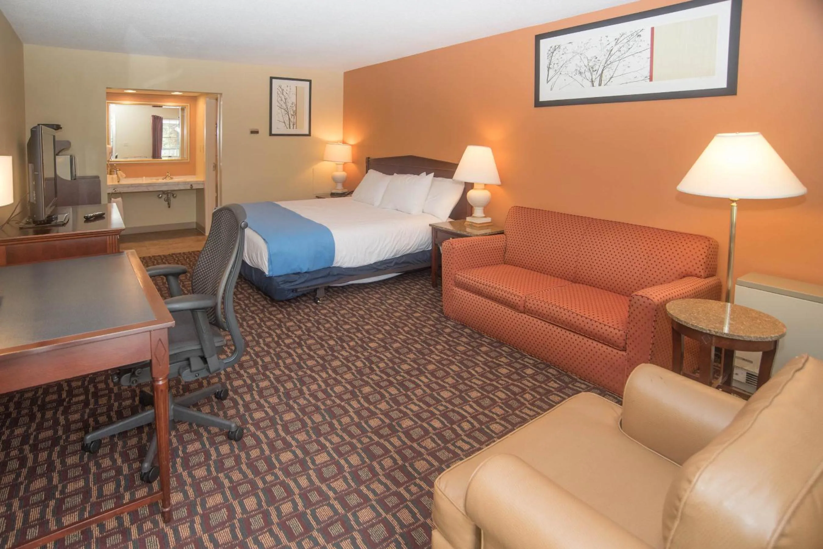 Photo of the whole room, Bed in Colonnade Inn