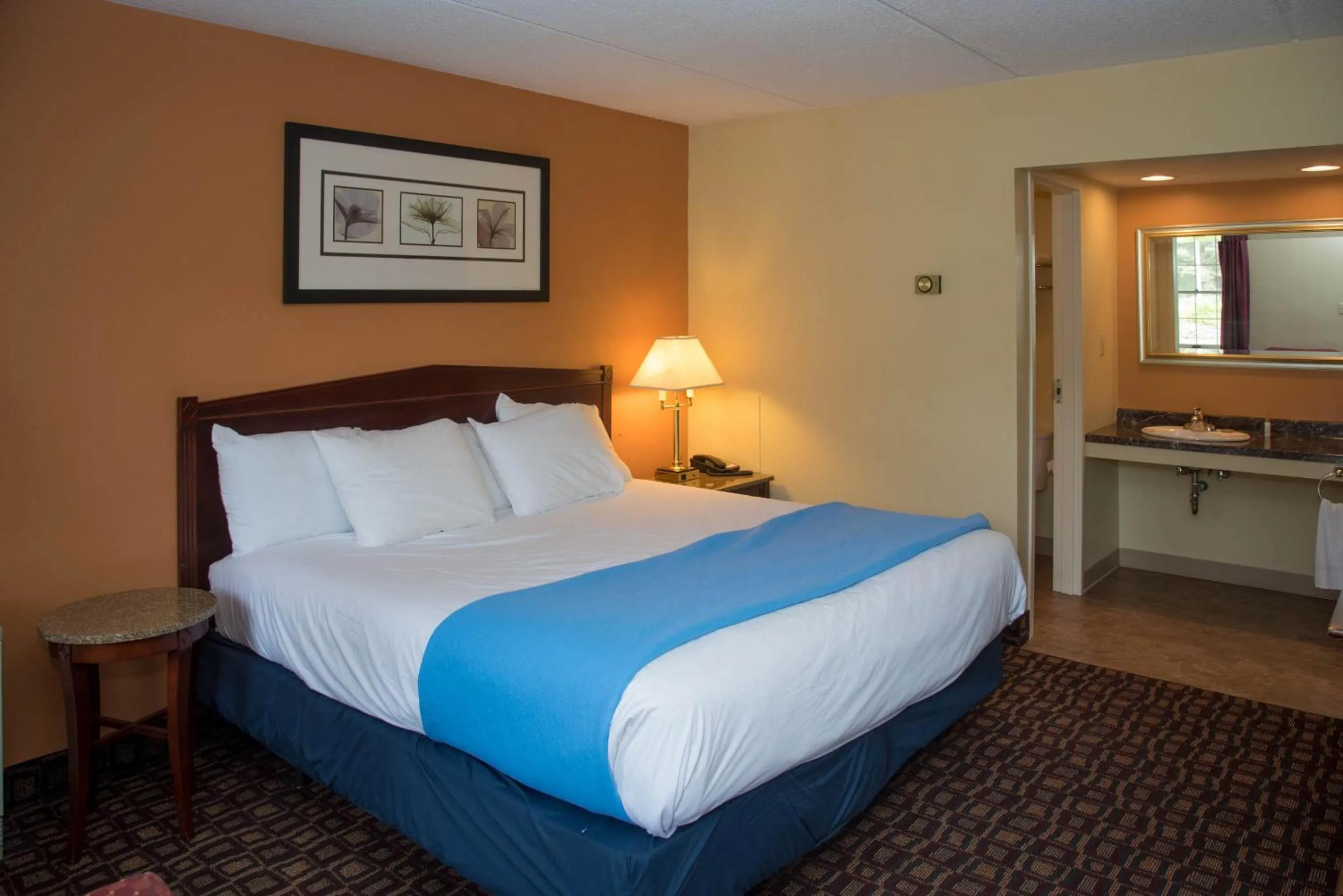 Photo of the whole room, Bed in Colonnade Inn