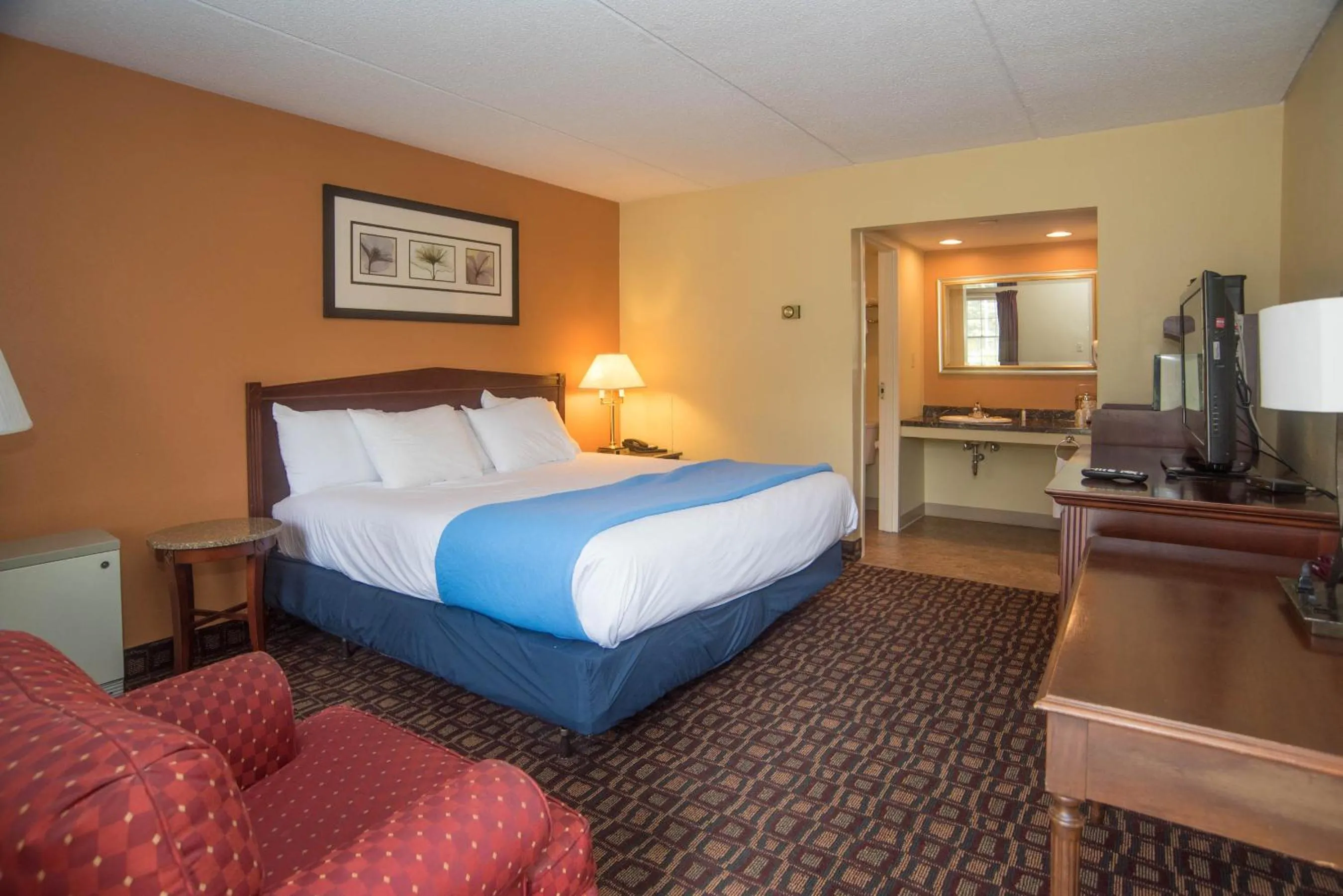 Photo of the whole room, Bed in Colonnade Inn