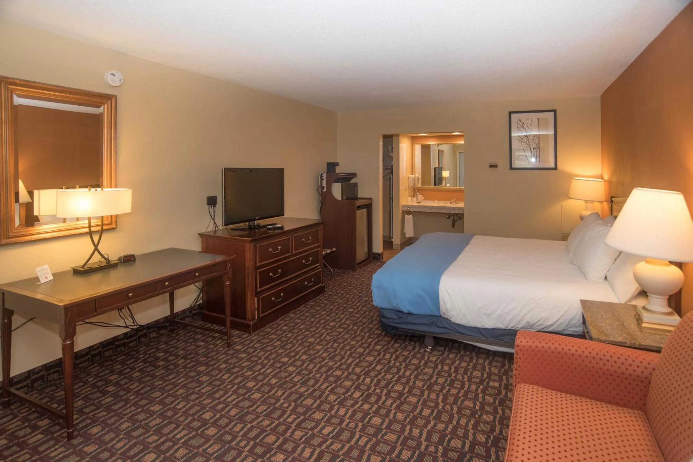 Photo of the whole room, Bed in Colonnade Inn