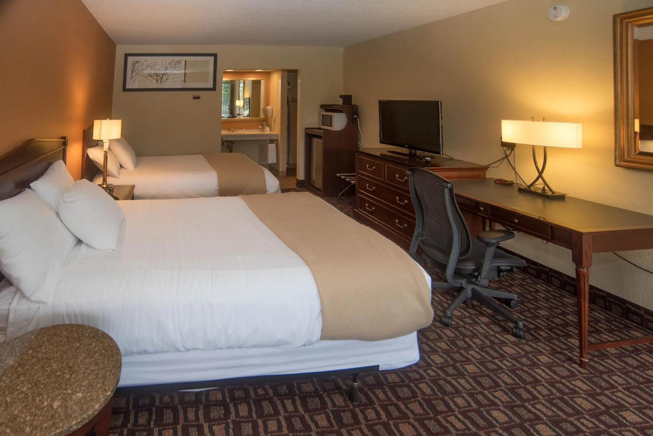 Photo of the whole room, Bed in Colonnade Inn