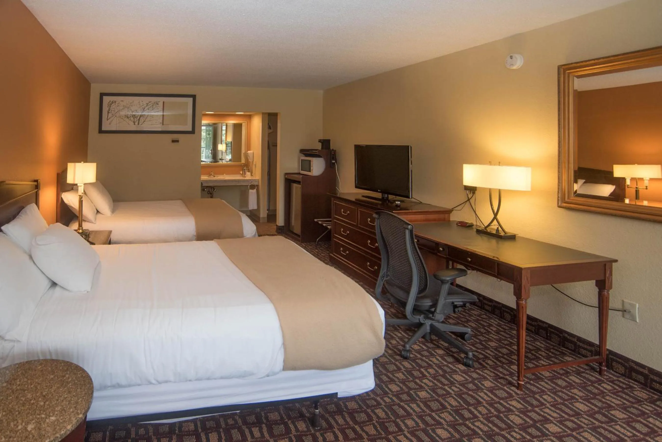 Photo of the whole room, Bed in Colonnade Inn