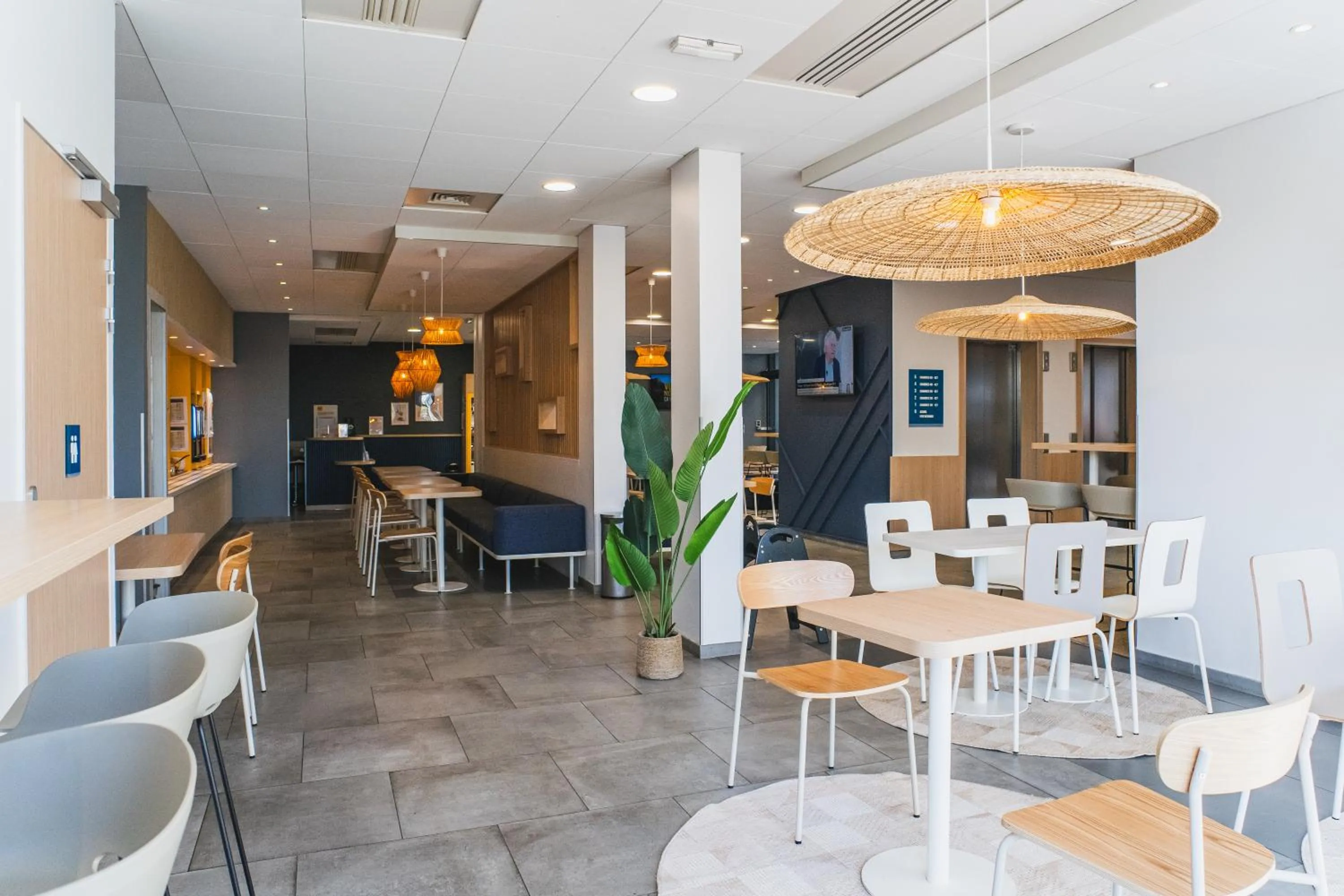 Restaurant/places to eat in Kyriad ECO - Clermont Ferrand Estaing