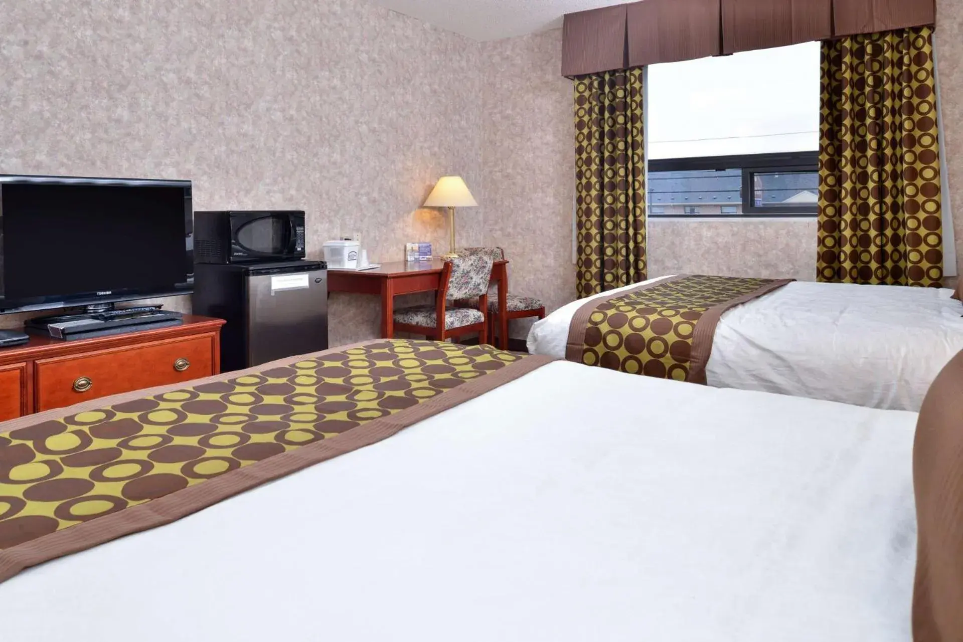 Photo of the whole room, Bed in Lexington Inn & Suites-Windsor Photo of the whole room, Bed in Lexington Inn & Suites-Windsor