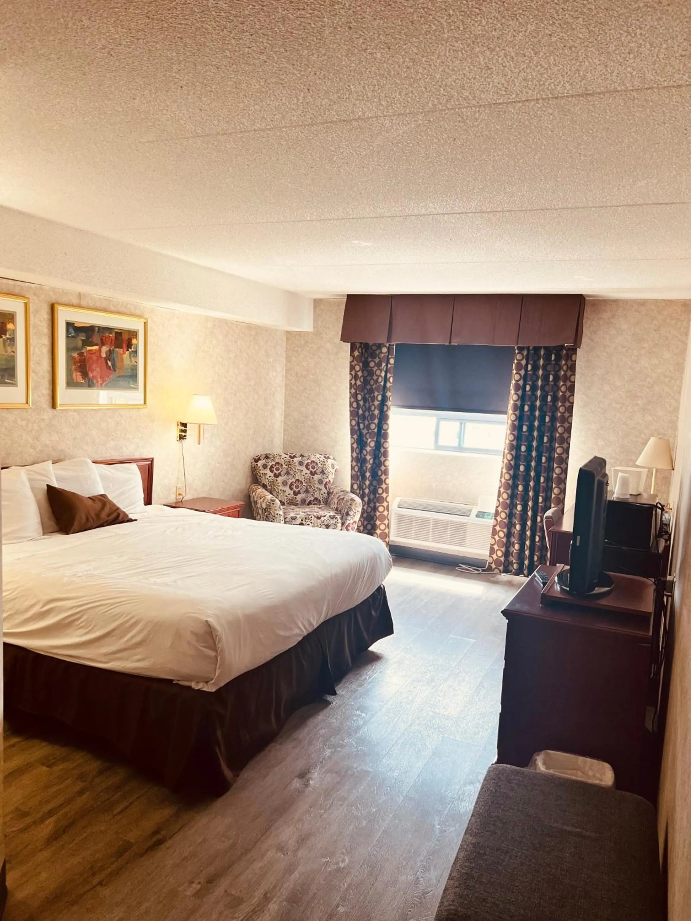 Bed in Lexington Inn & Suites-Windsor