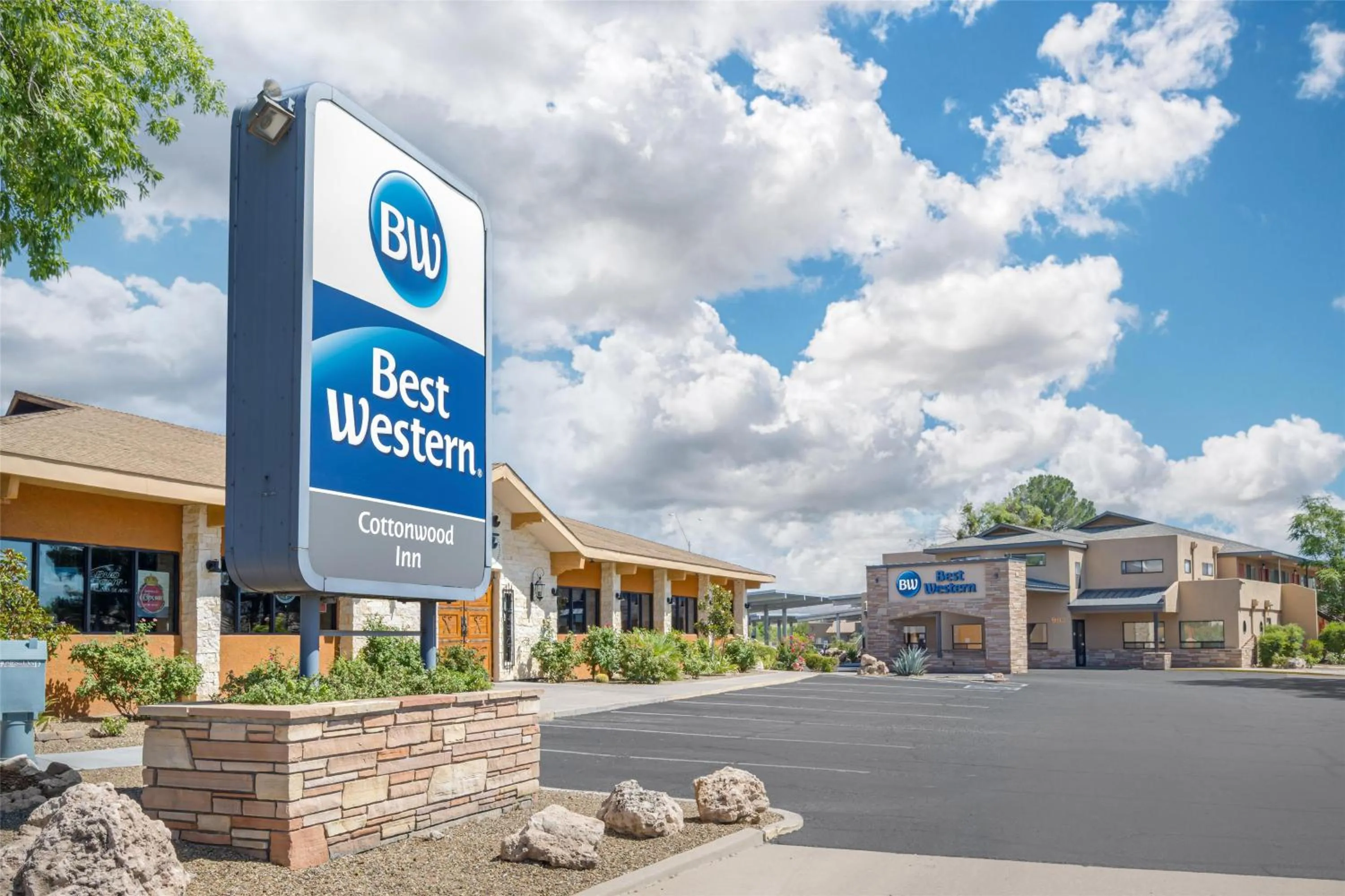 Property building in Best Western Cottonwood Inn