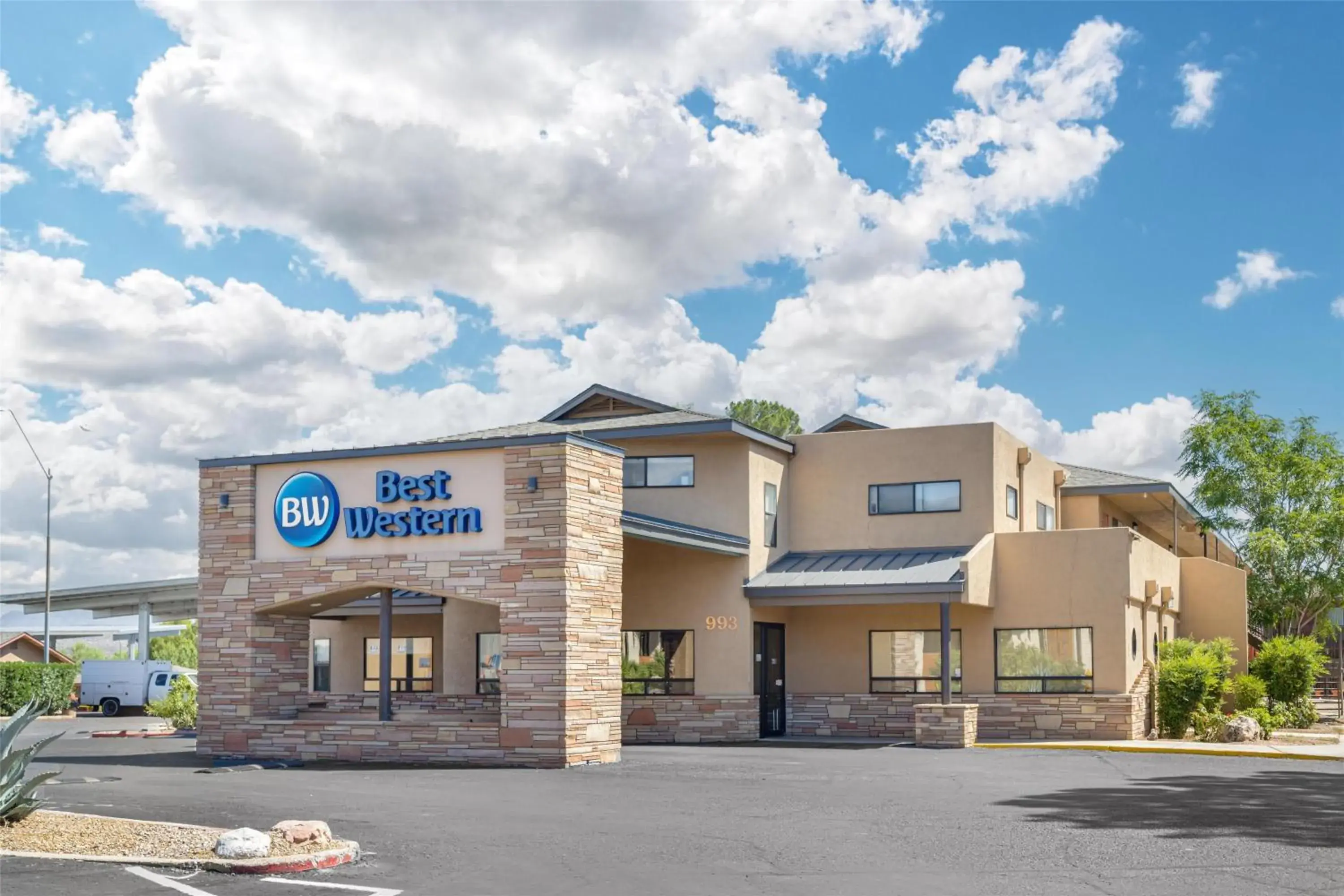 Property building in Best Western Cottonwood Inn Property building in Best Western Cottonwood Inn