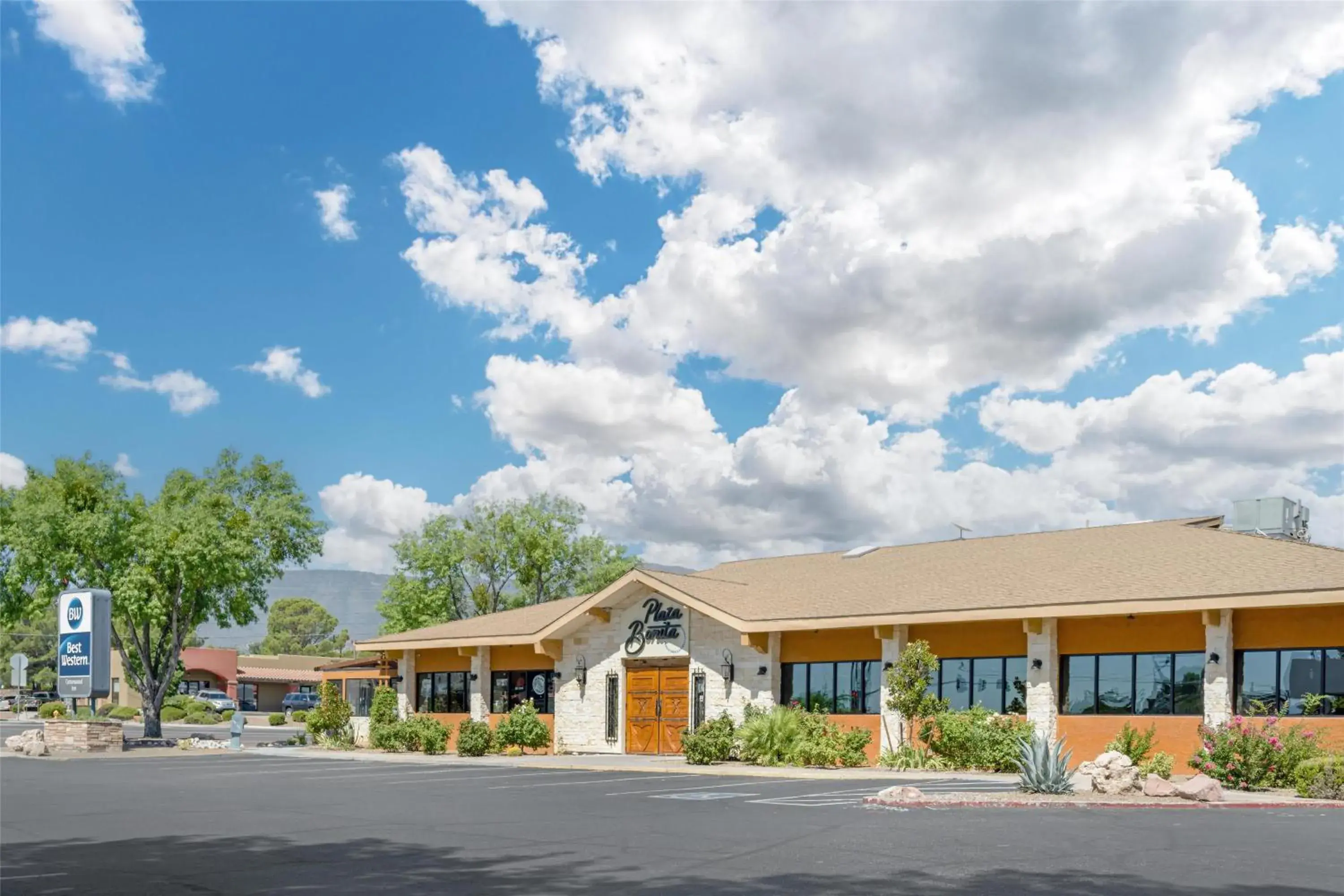 Property building in Best Western Cottonwood Inn Property building in Best Western Cottonwood Inn