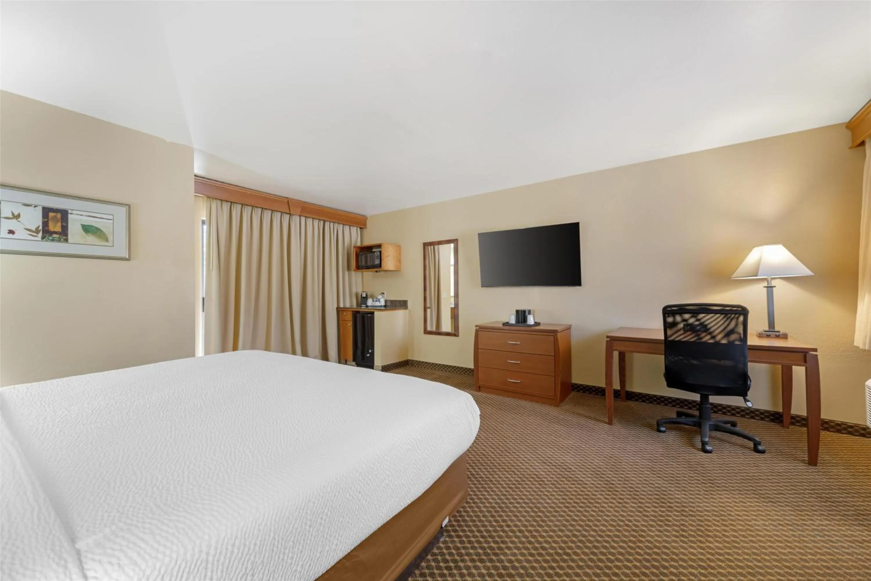 Photo of the whole room, Bed in Best Western Cottonwood Inn