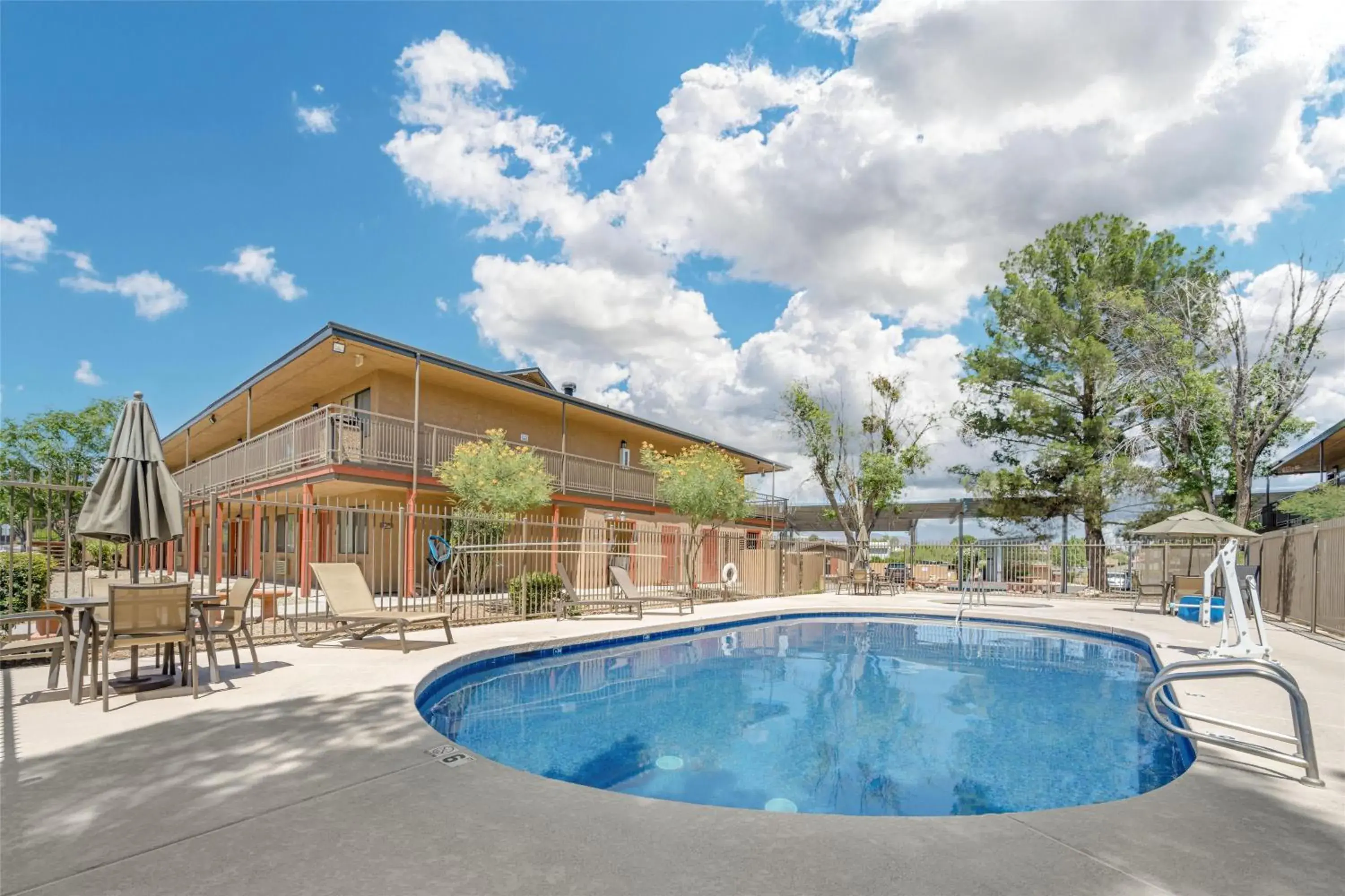 Pool view in Best Western Cottonwood Inn Pool view in Best Western Cottonwood Inn