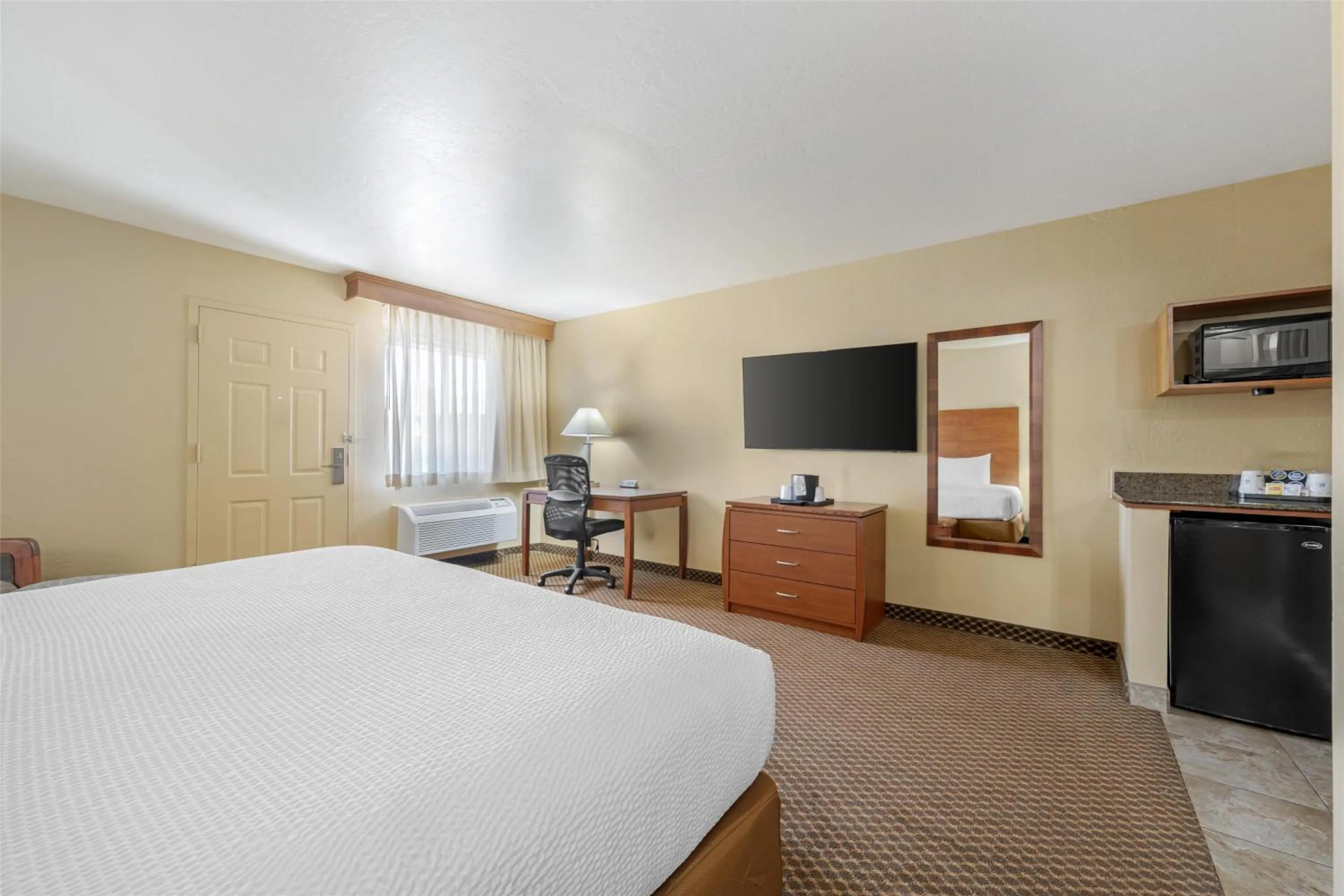 Photo of the whole room, Bed in Best Western Cottonwood Inn