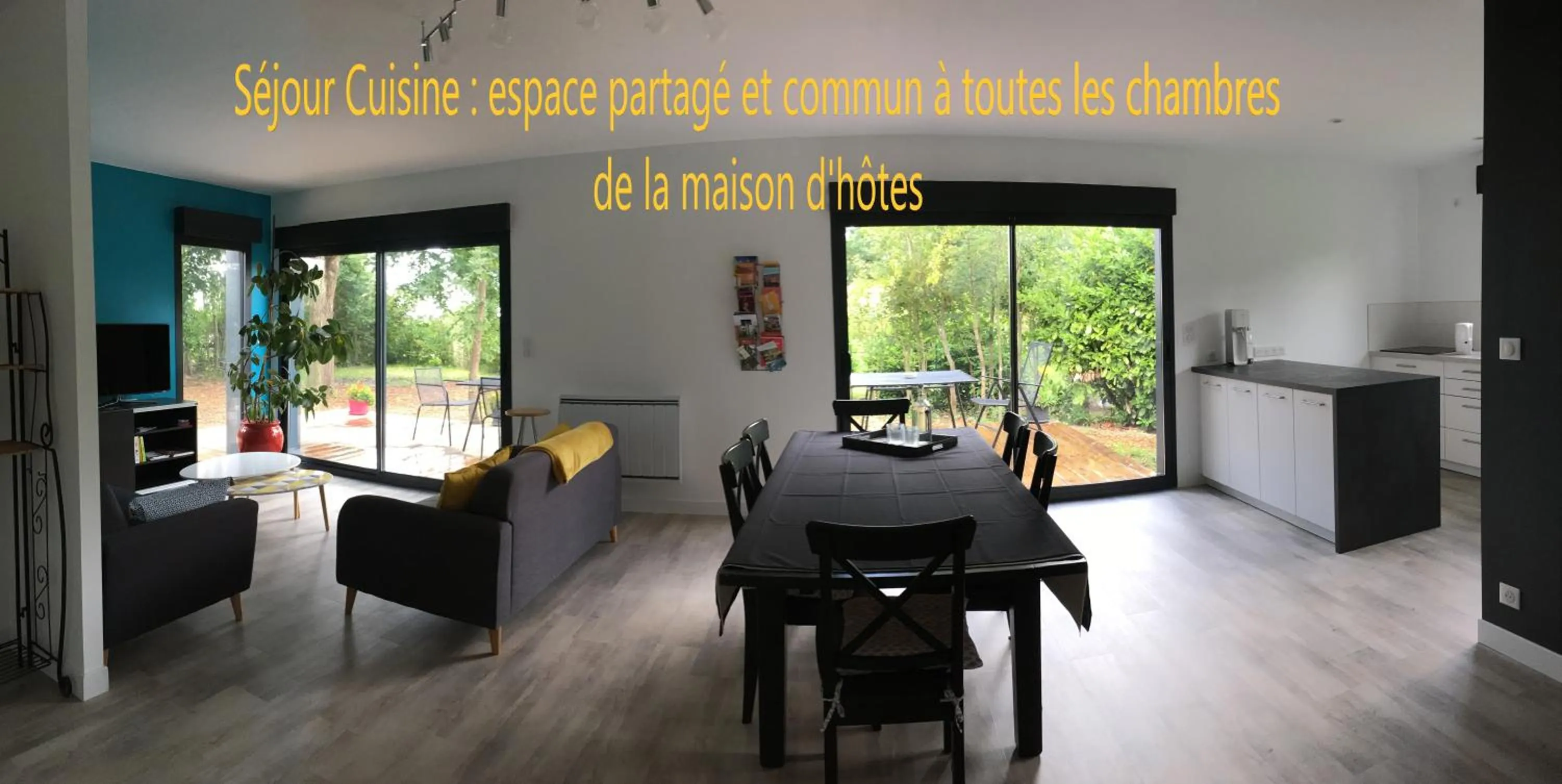 Seating area in Chambres D'hôte Le Cèdre Bleu