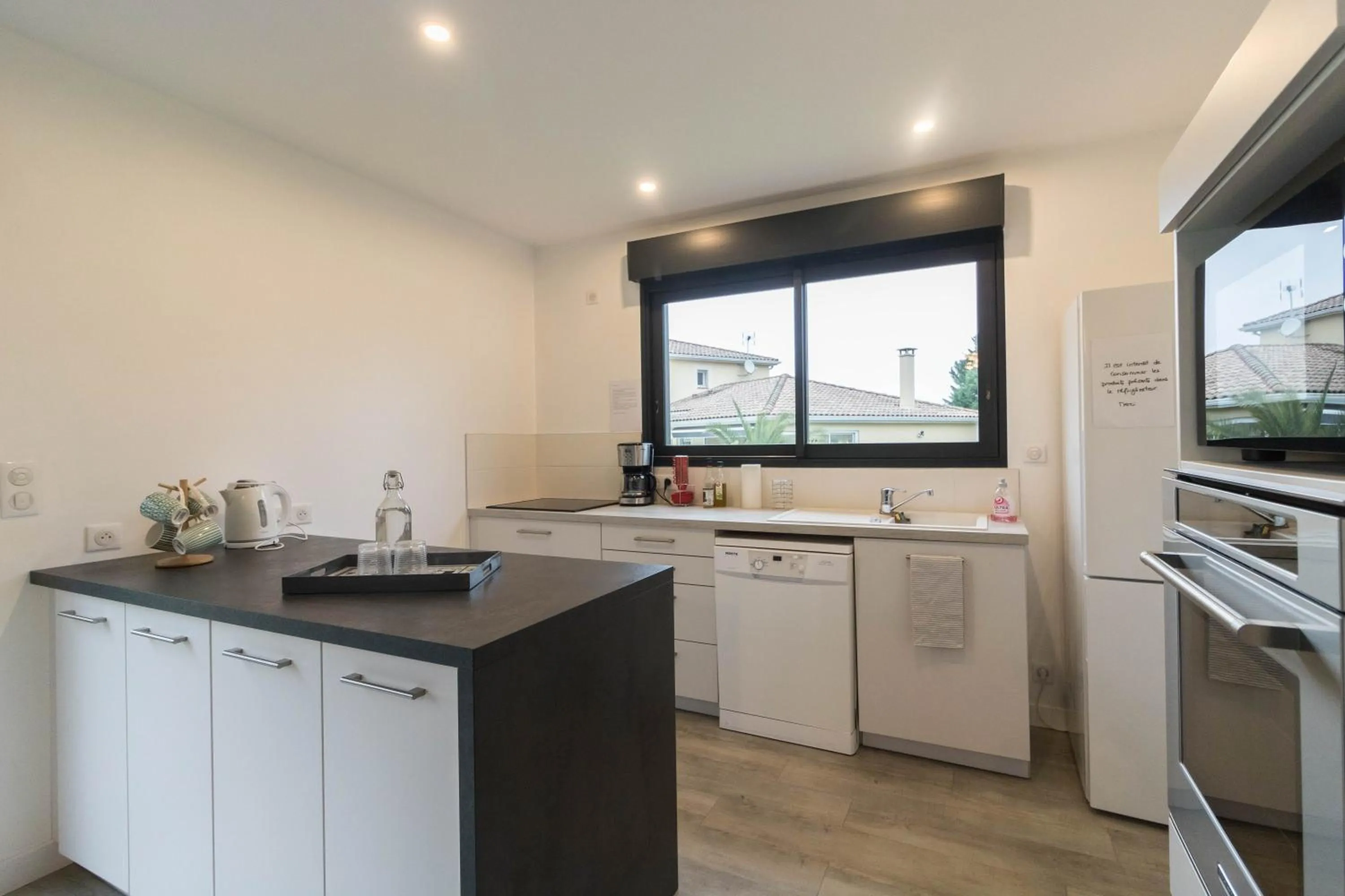 Communal kitchen in Chambres D'hôte Le Cèdre Bleu