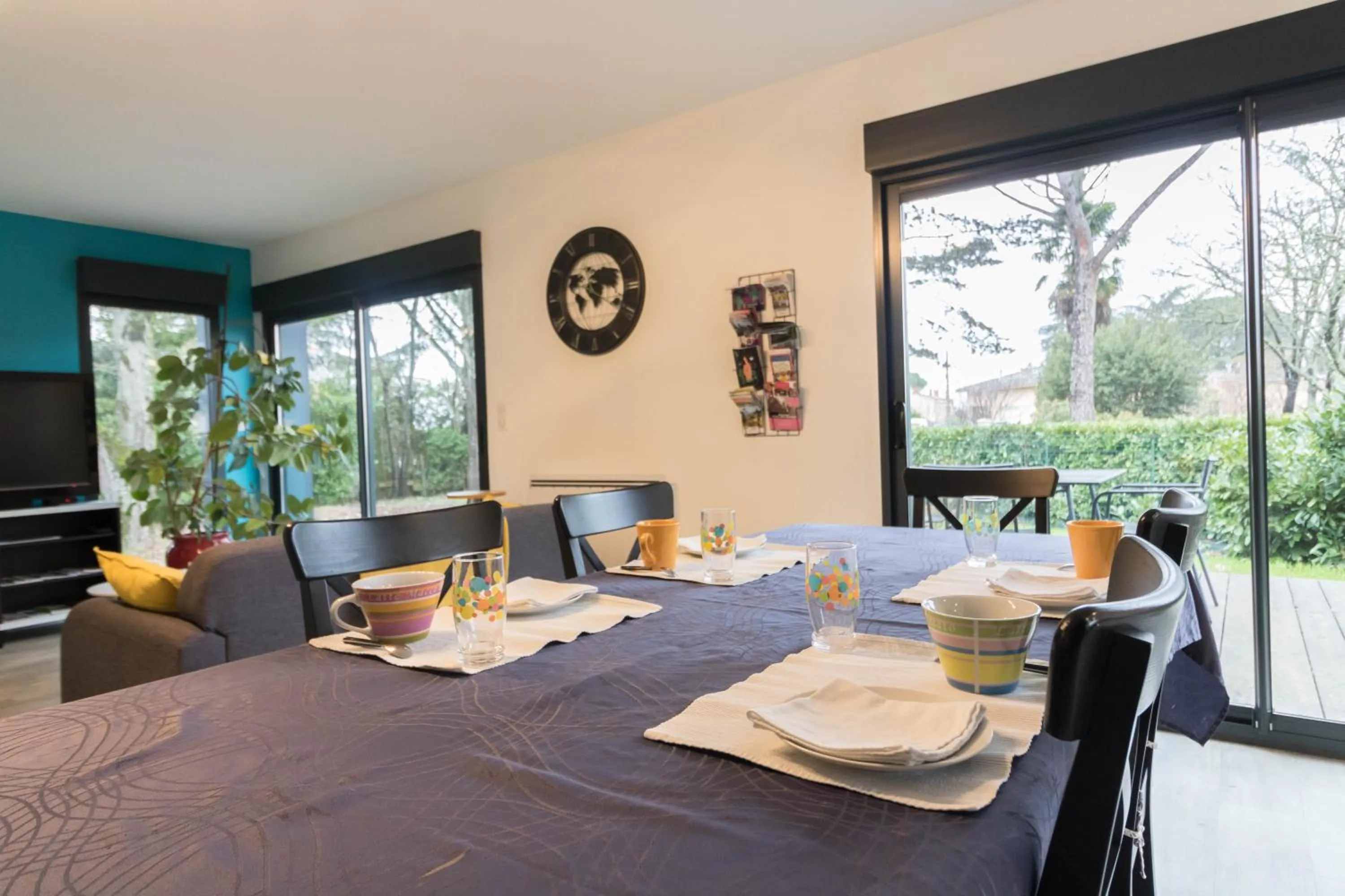 Continental breakfast in Chambres D'hôte Le Cèdre Bleu