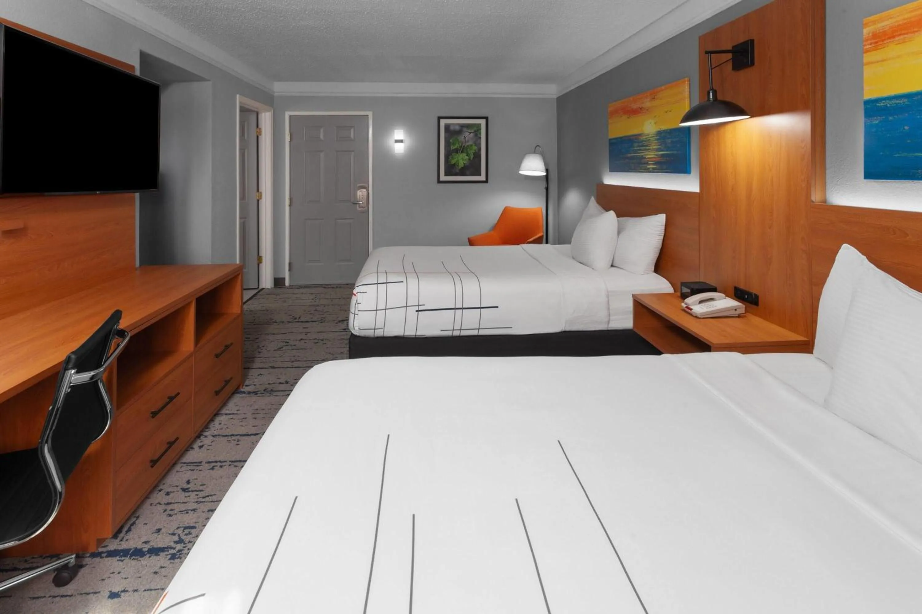 Photo of the whole room, Bed in La Quinta Inn by Wyndham Champaign