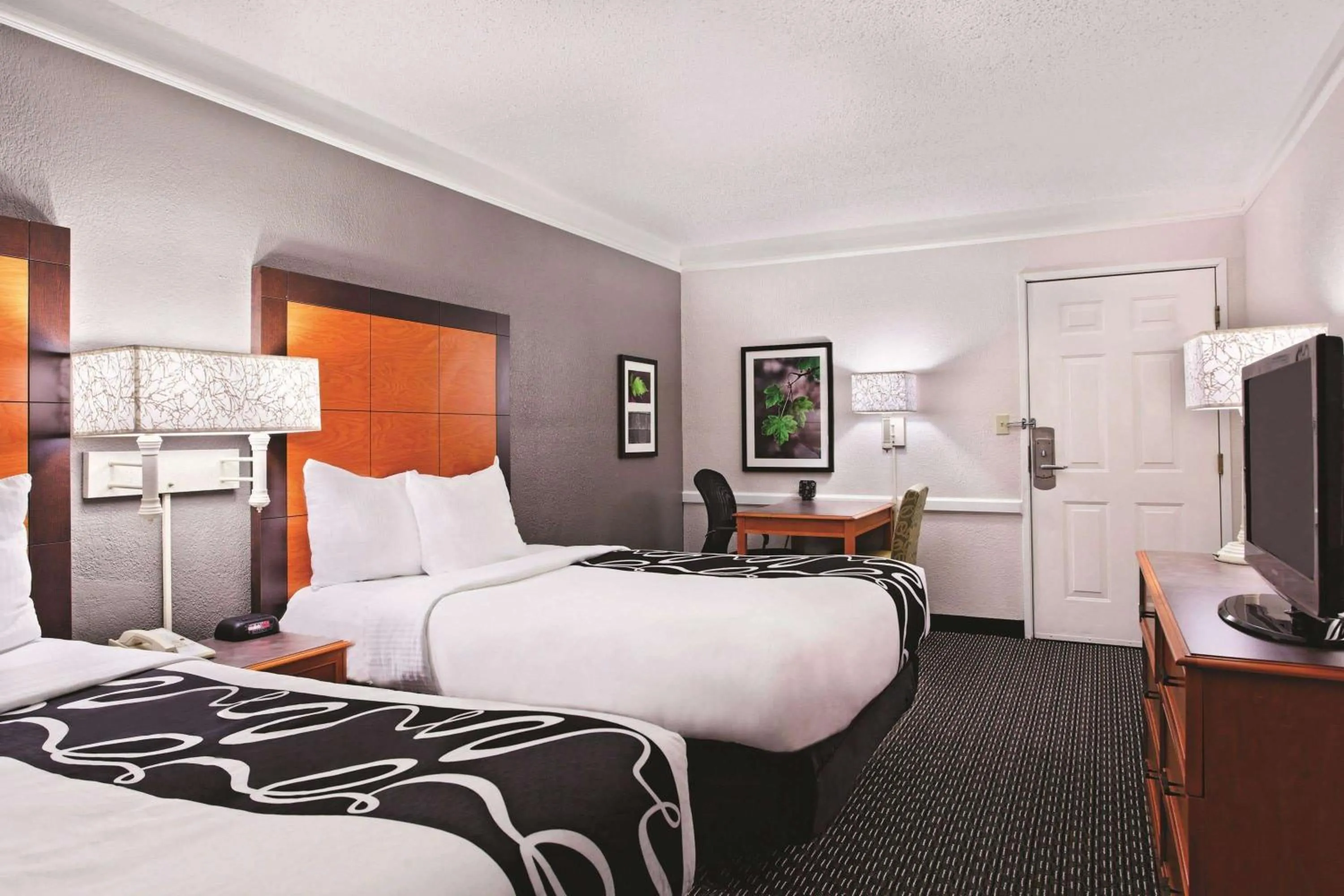 Photo of the whole room, Bed in La Quinta Inn by Wyndham Champaign