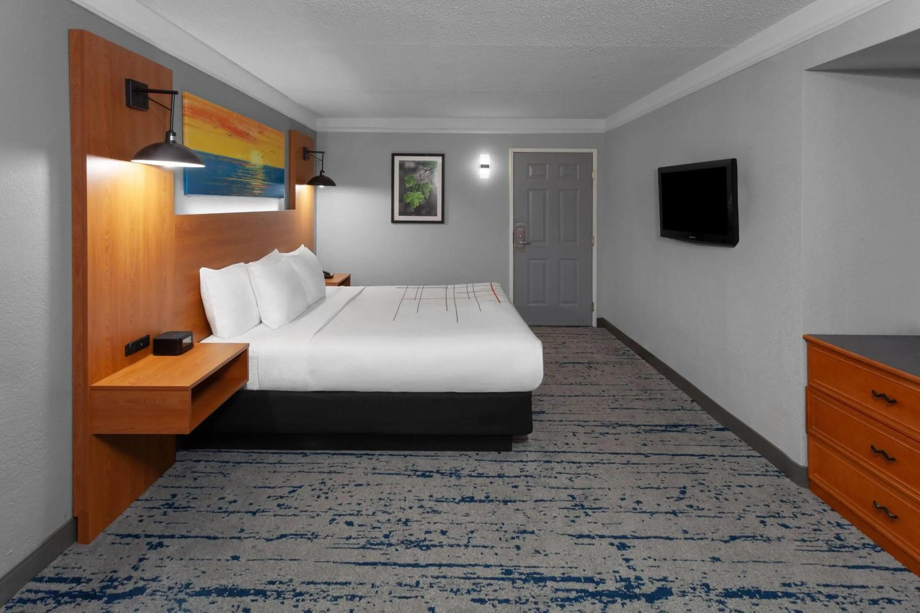 Photo of the whole room, Bed in La Quinta Inn by Wyndham Champaign