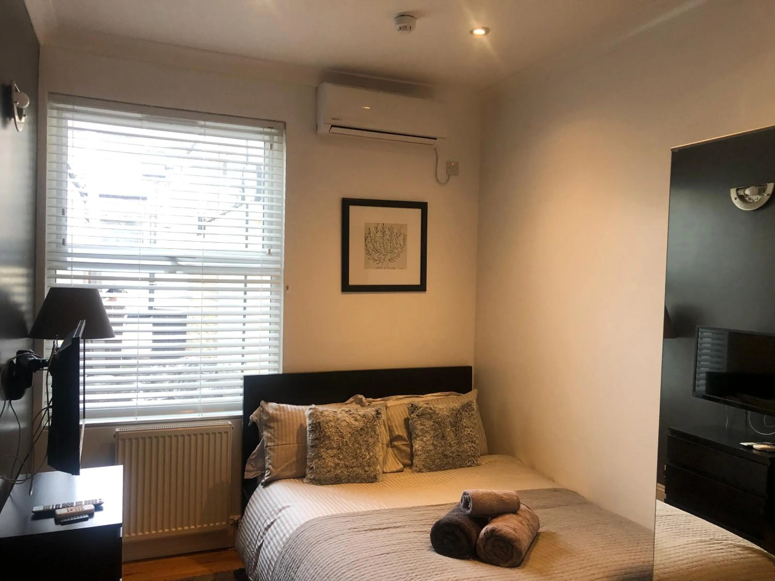 Bed in Stylish Studio Room in Trendy Brixton - B