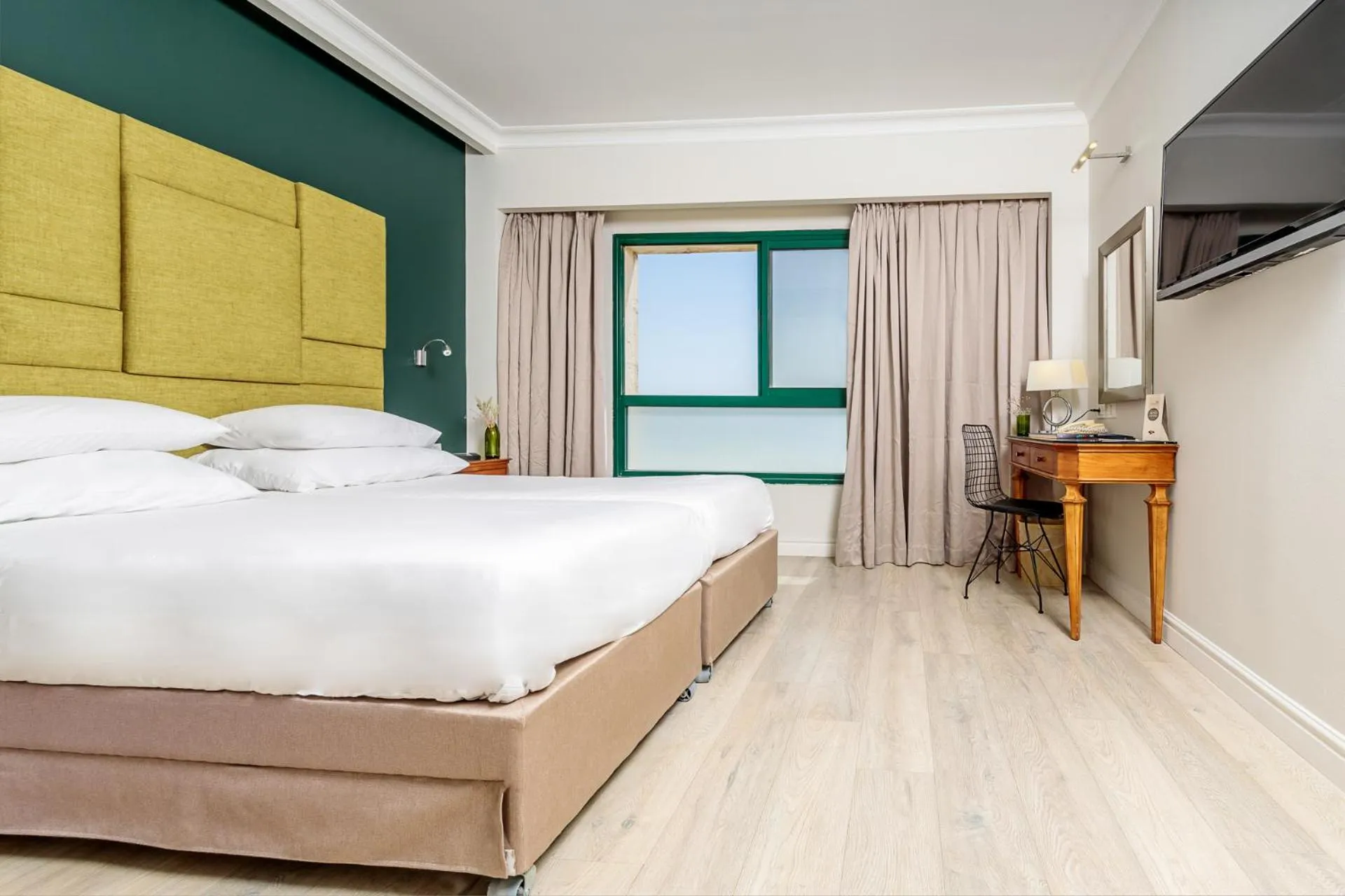 Photo of the whole room, Bed in Ye'arim Hotel