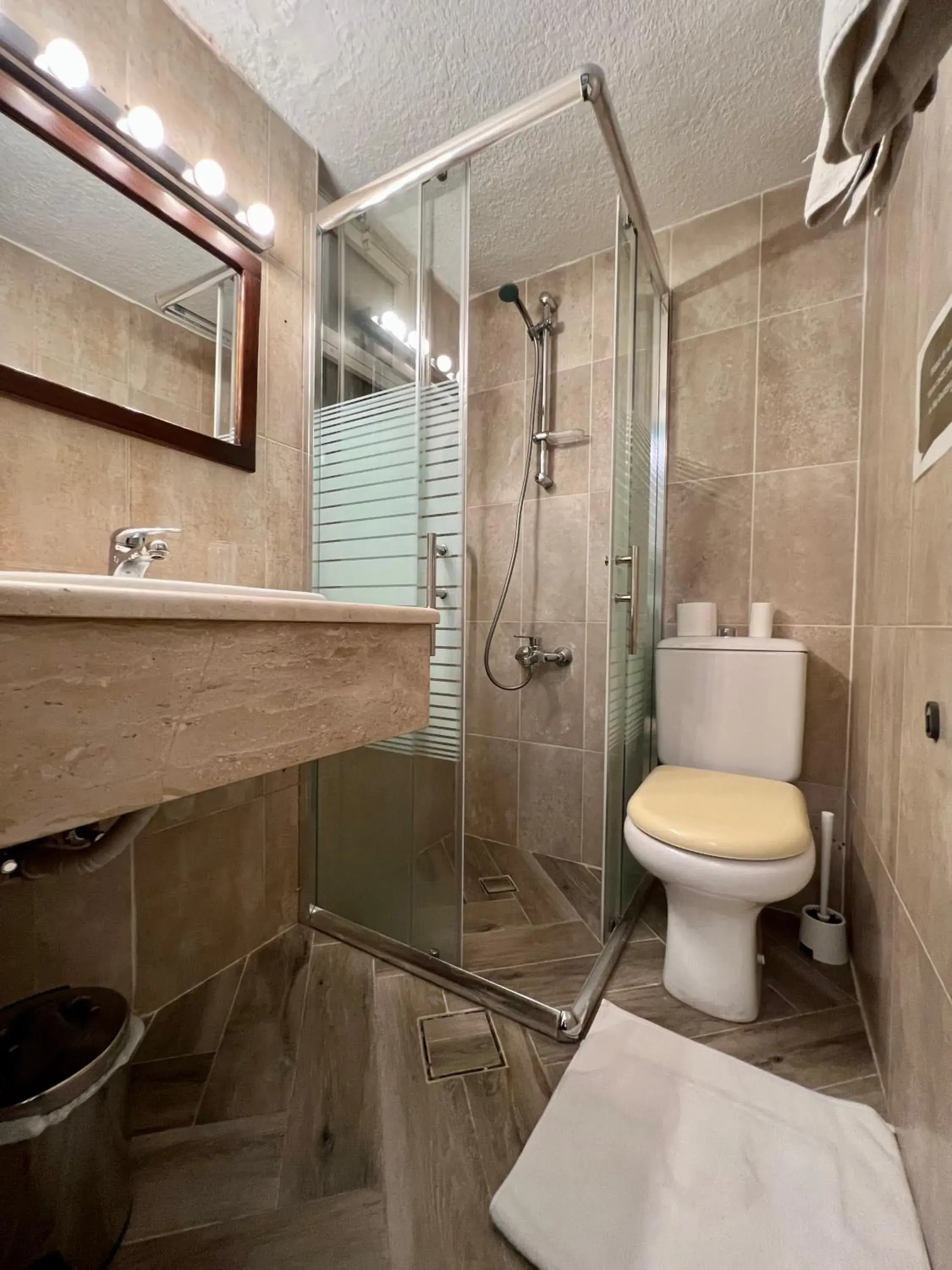 Shower, Bathroom in Bonita Inn