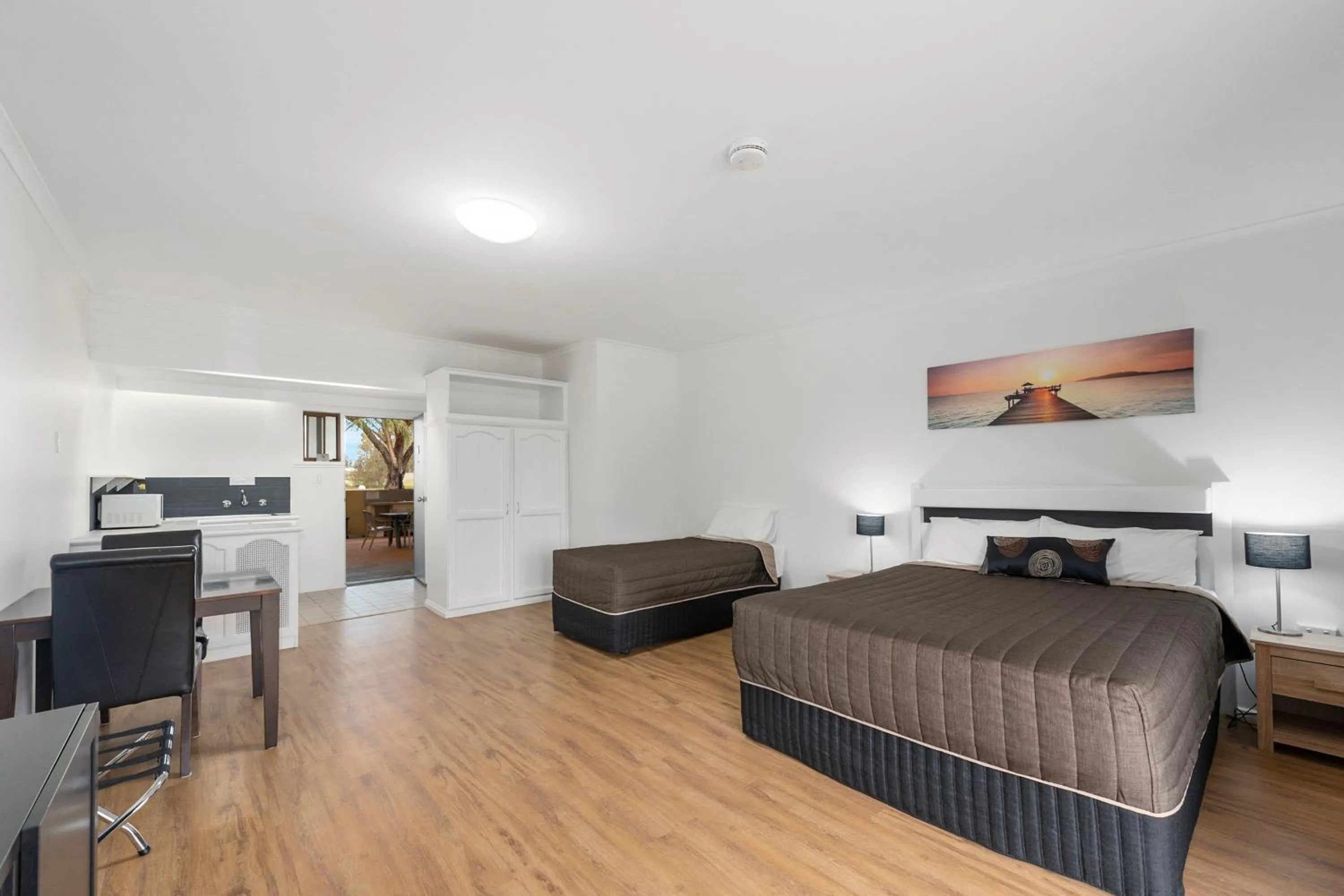 Living room, Bed in Comfort Inn & Suites Riverland