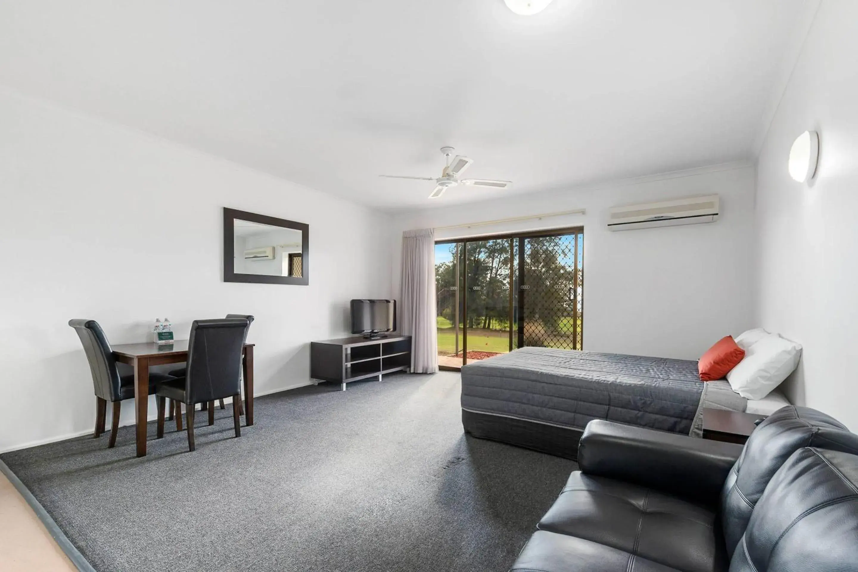 Superior One-Bedroom Unit in Comfort Inn & Suites Riverland Superior One-Bedroom Unit in Comfort Inn & Suites Riverland